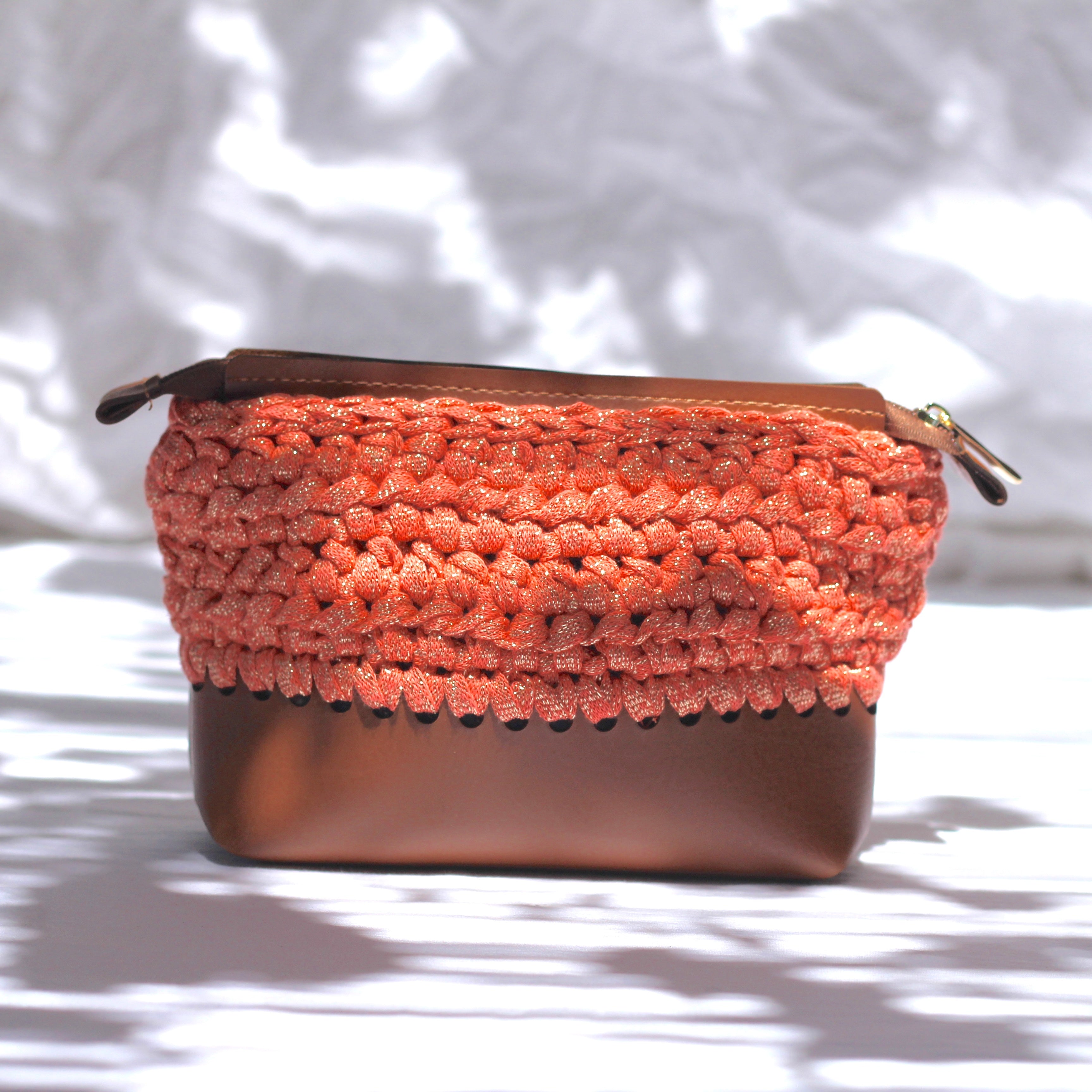 Trousse au crochet et lurex camel corail