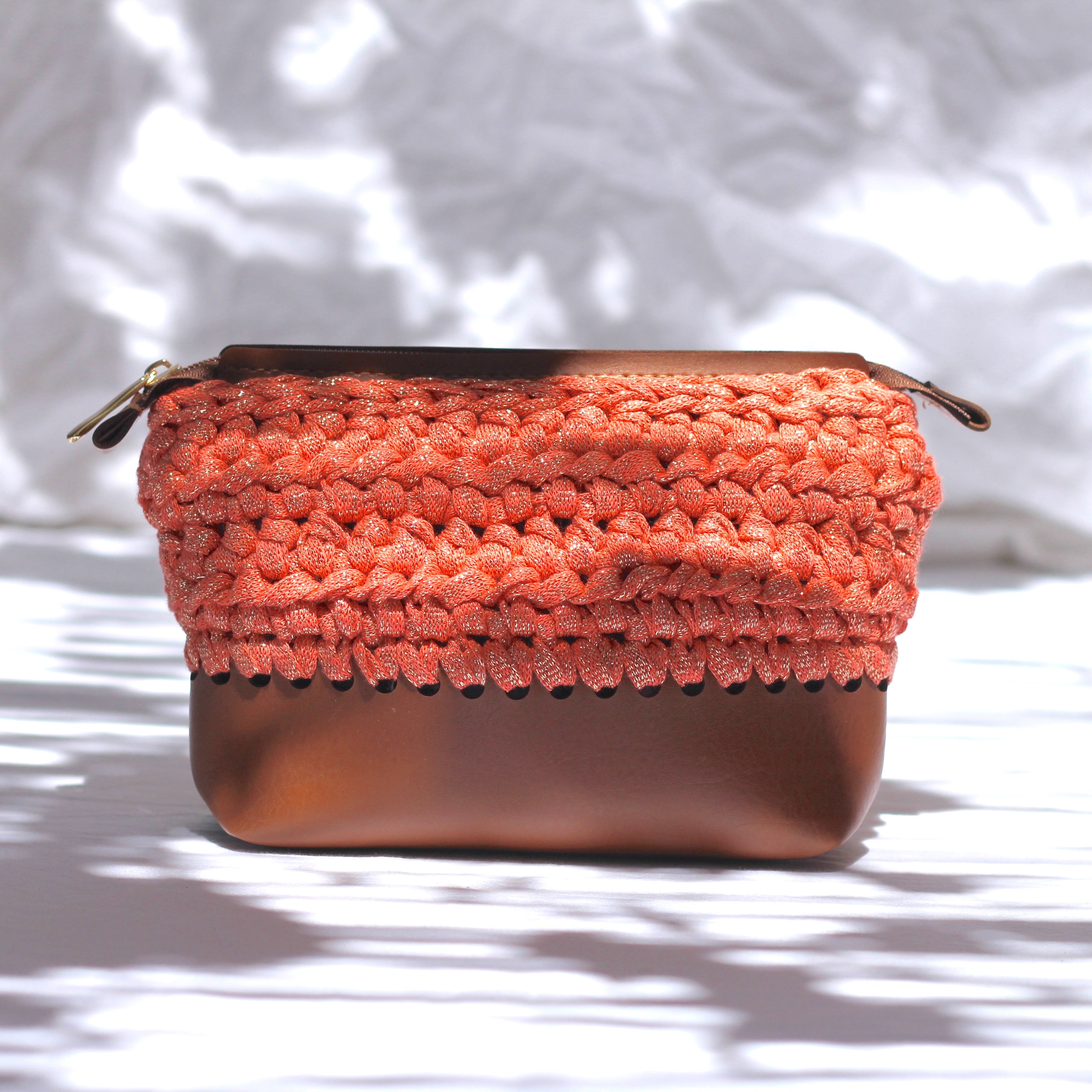 Trousse au crochet et lurex camel corail