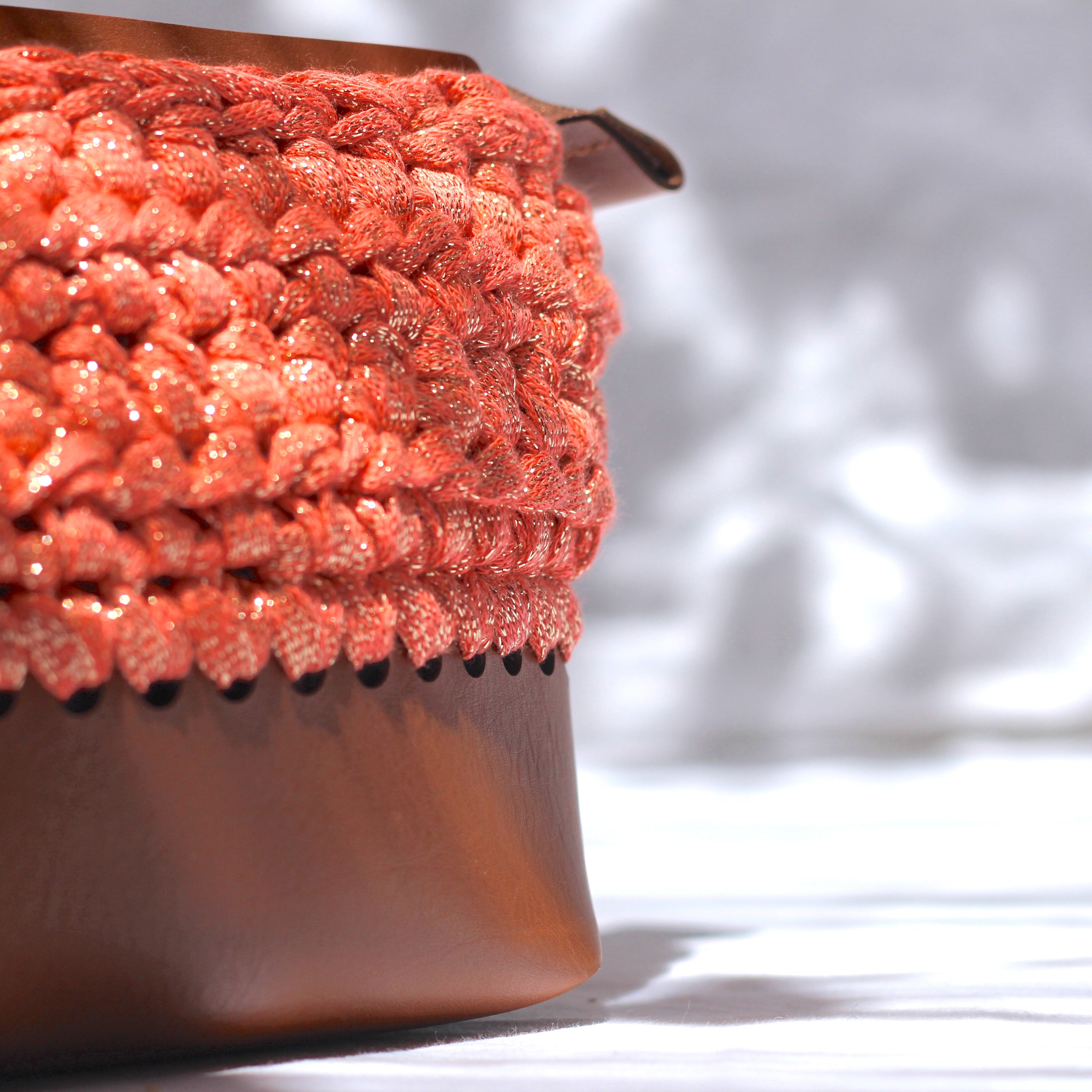 Trousse au crochet et lurex camel corail