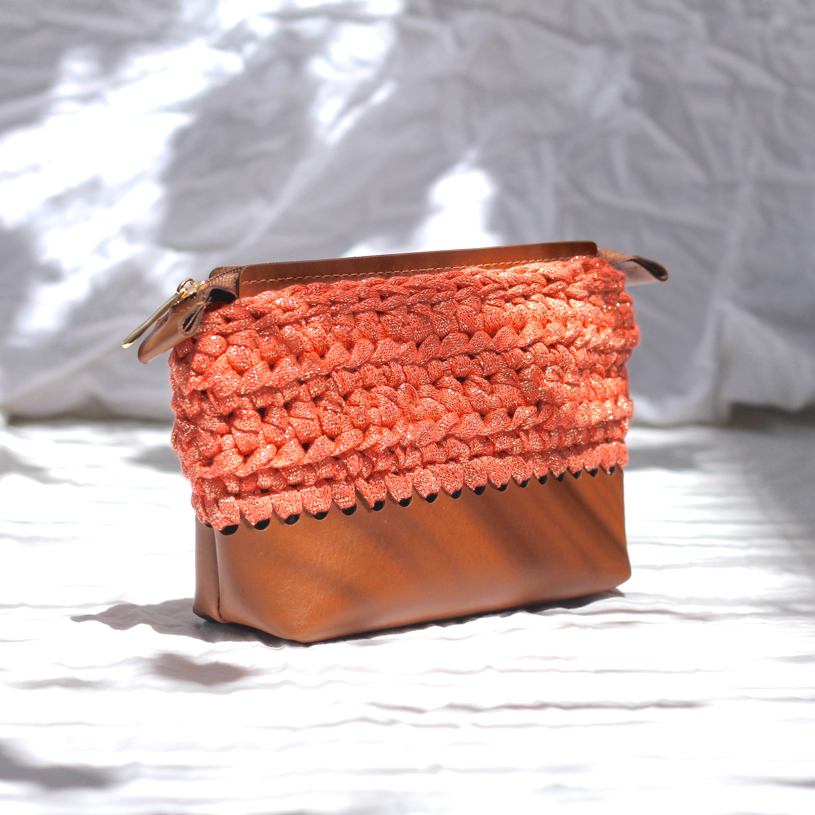 Trousse au crochet et lurex camel corail