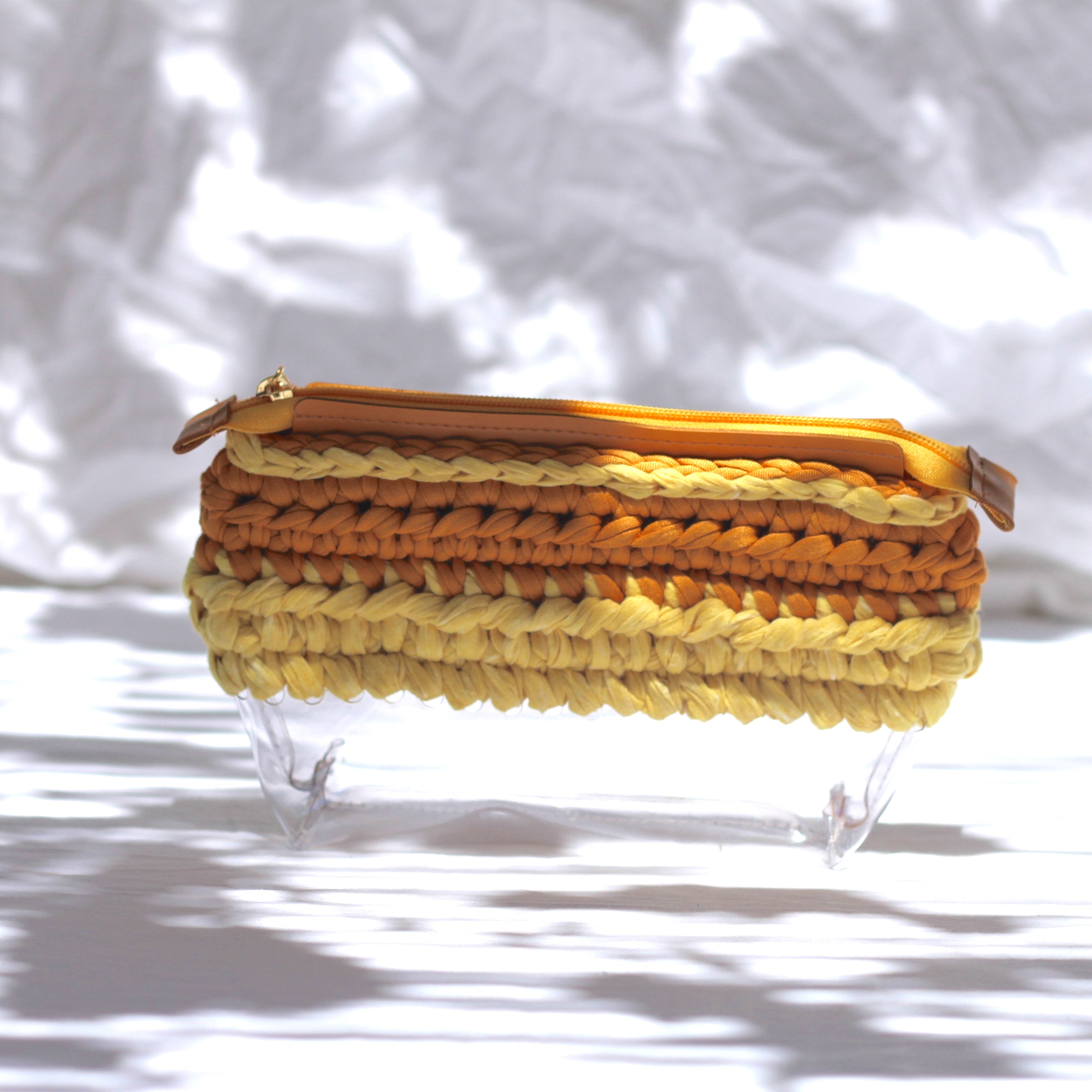 Trousse au crochet camel et jaune