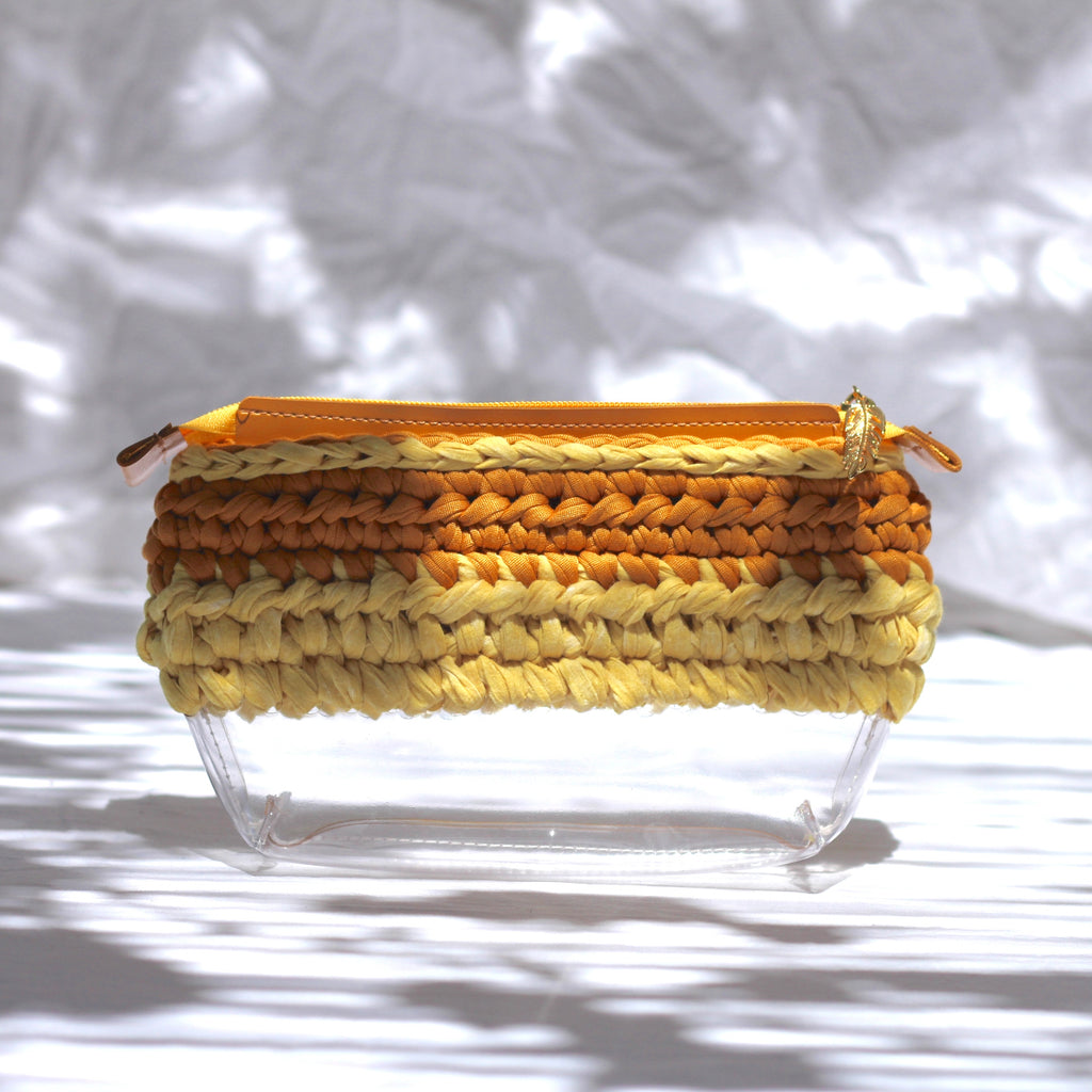 Trousse au crochet camel et jaune