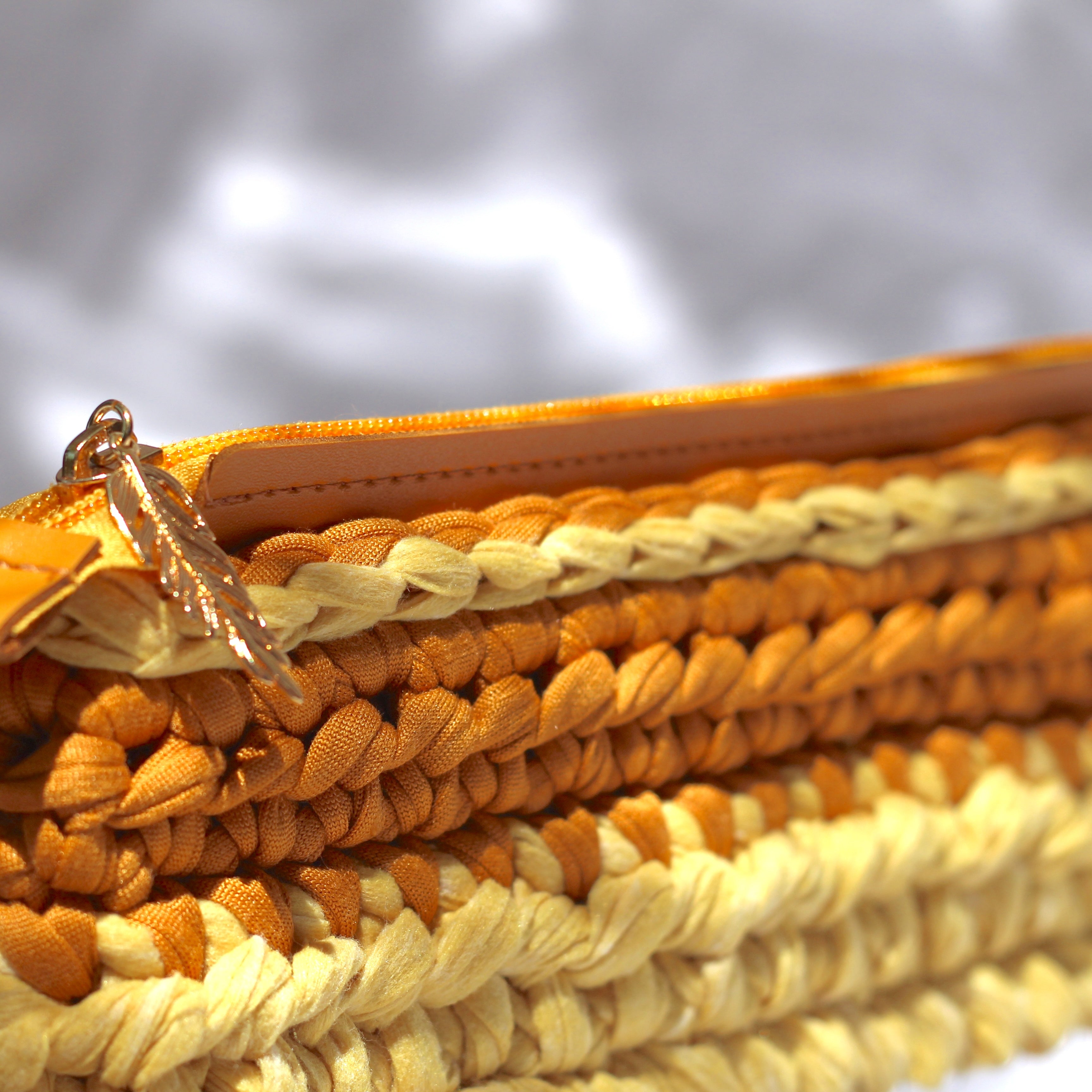 Trousse au crochet camel et jaune