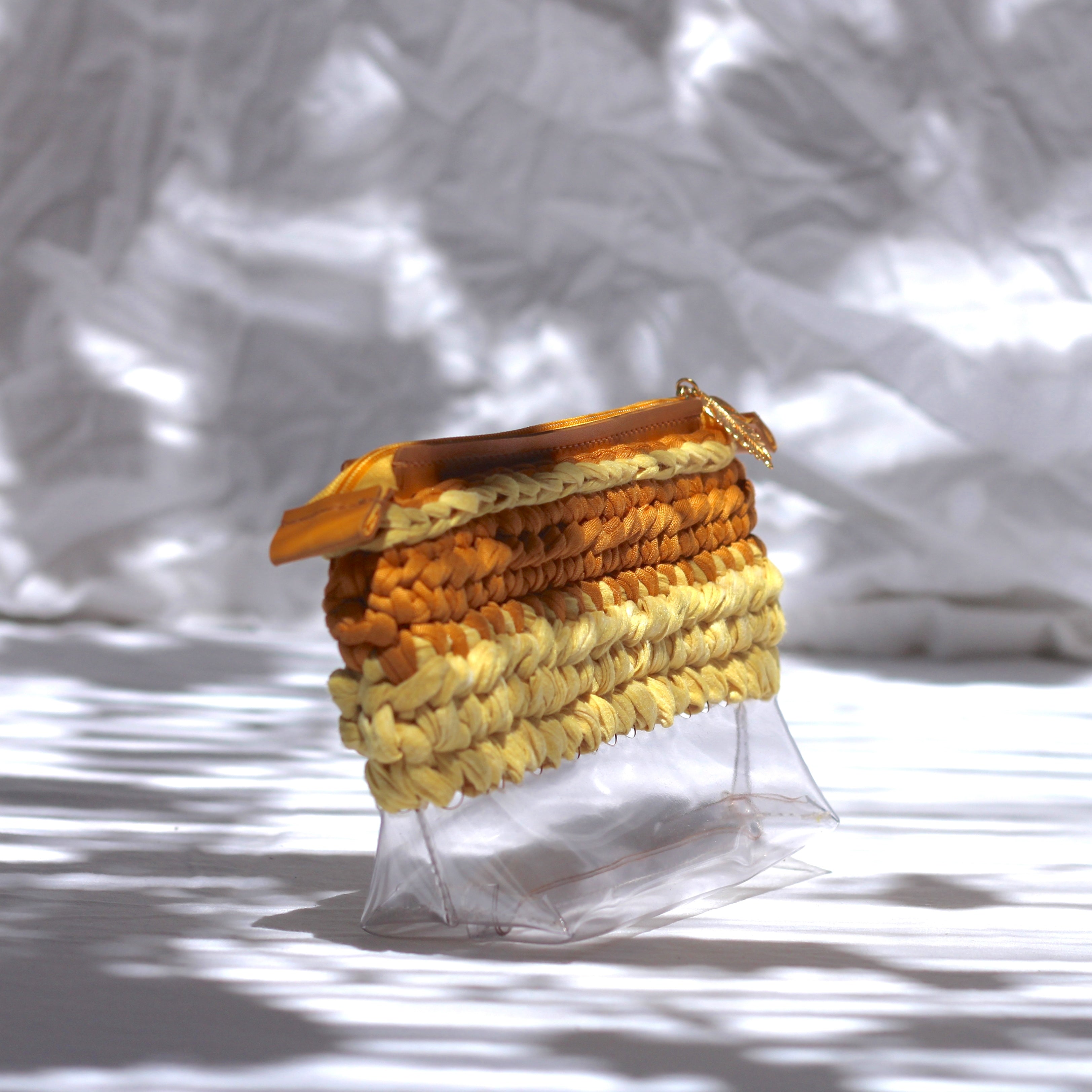 Trousse au crochet camel et jaune