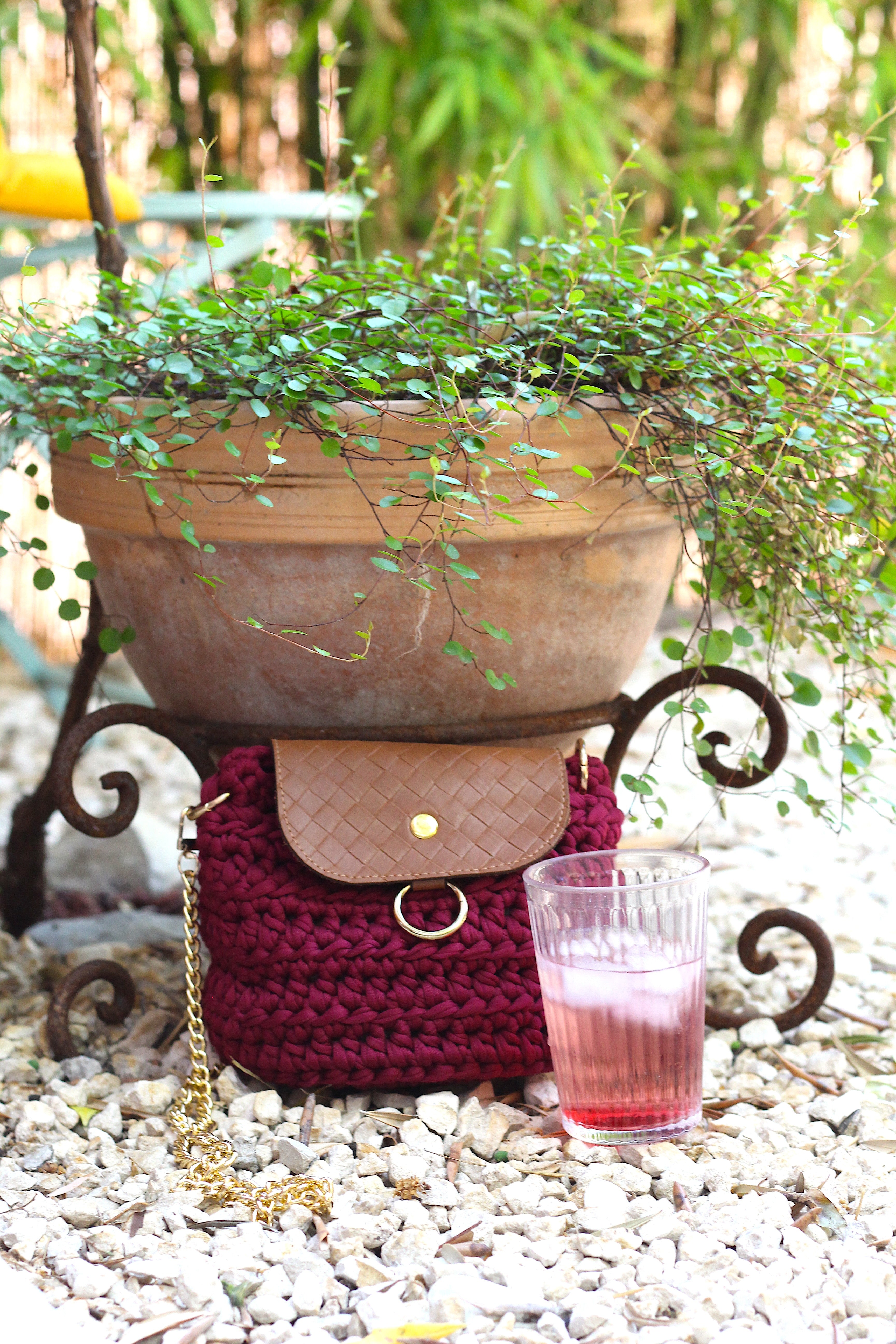 Sac bandoulière au crochet bordeaux