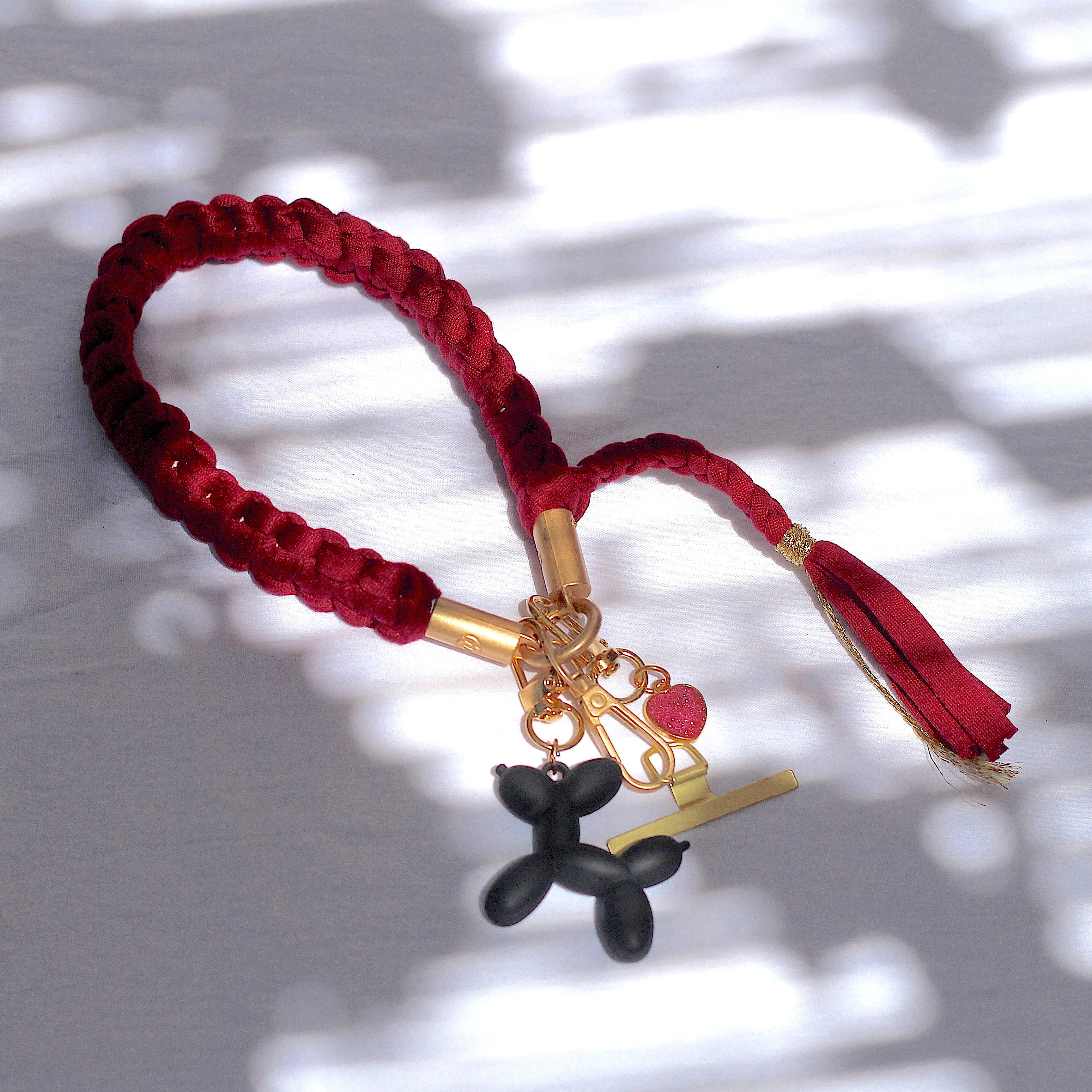 Grigri en macramé bordeaux et doré