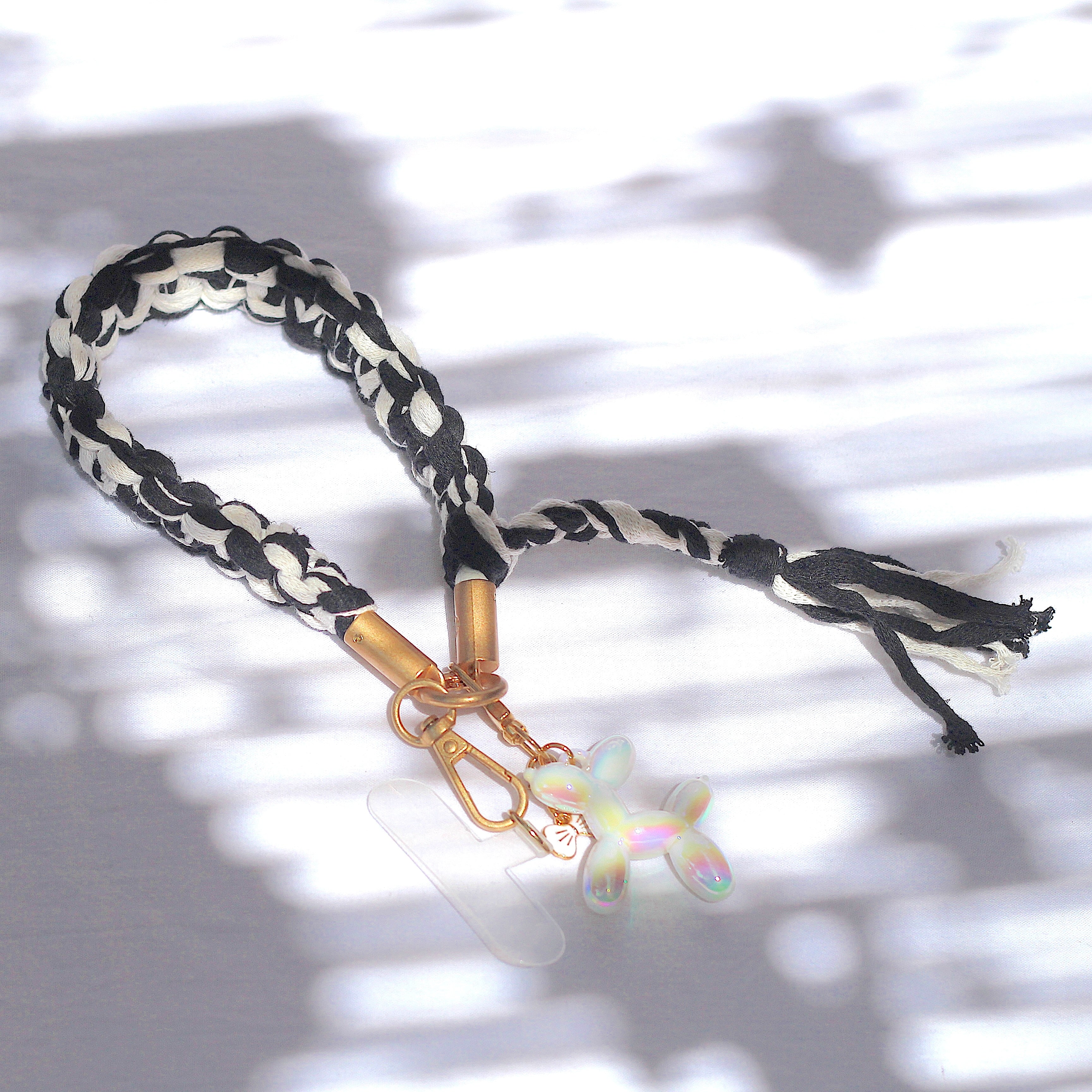 Grigri en macramé noir et blanc