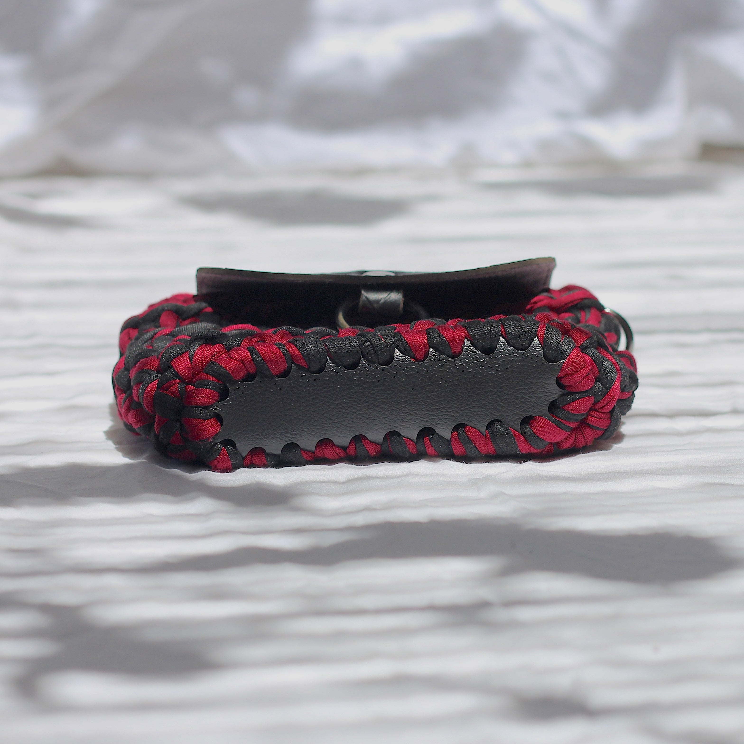 Mini pochette au crochet noir et bordeaux