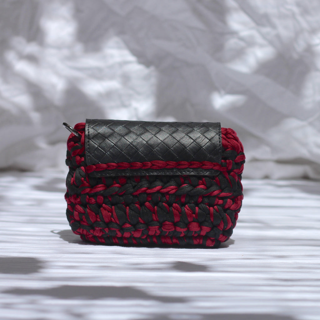 Mini pochette au crochet noir et bordeaux