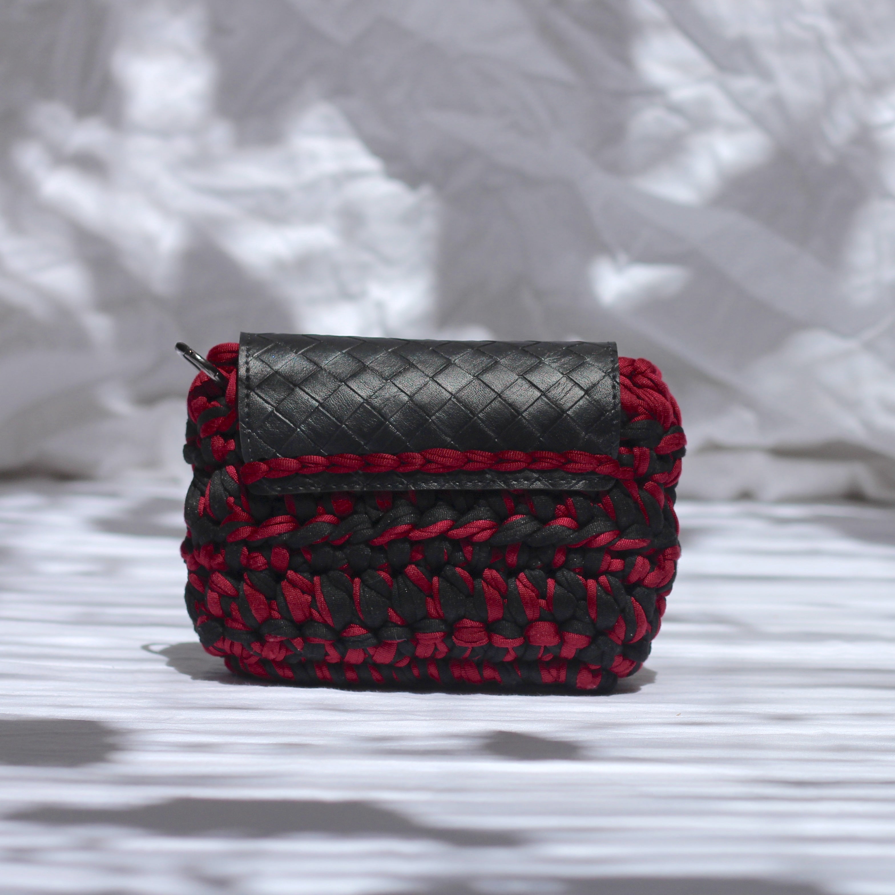Mini pochette au crochet noir et bordeaux