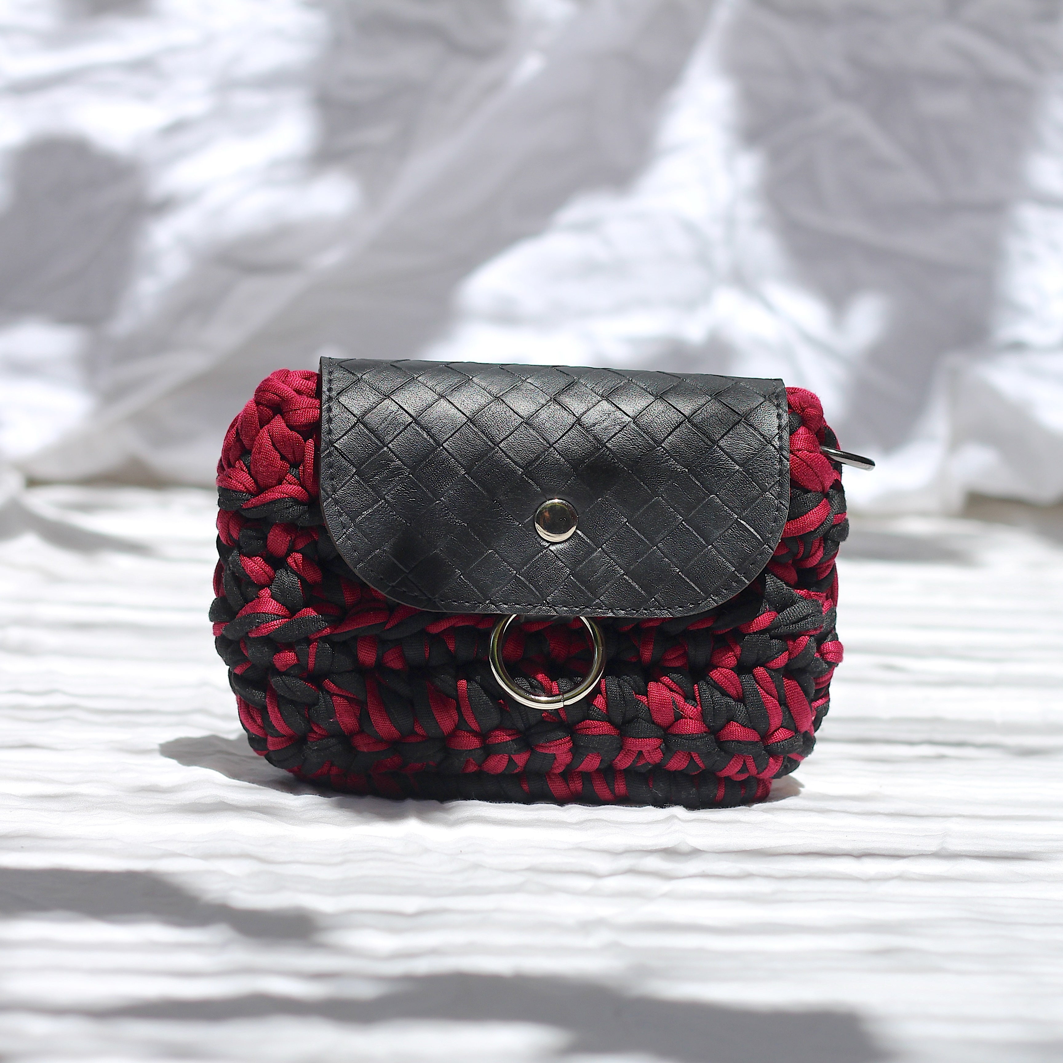 Mini pochette au crochet noir et bordeaux