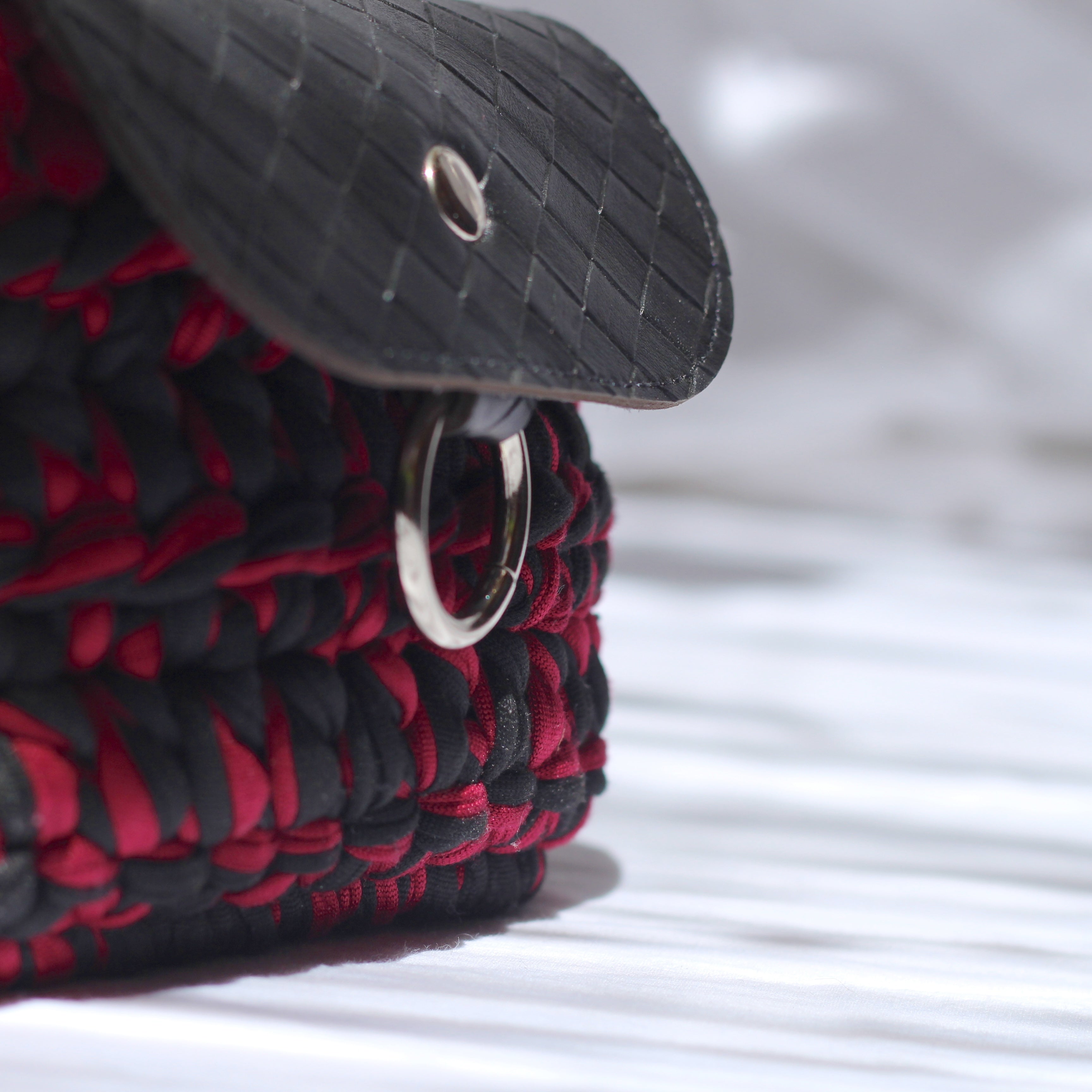 Mini pochette au crochet noir et bordeaux