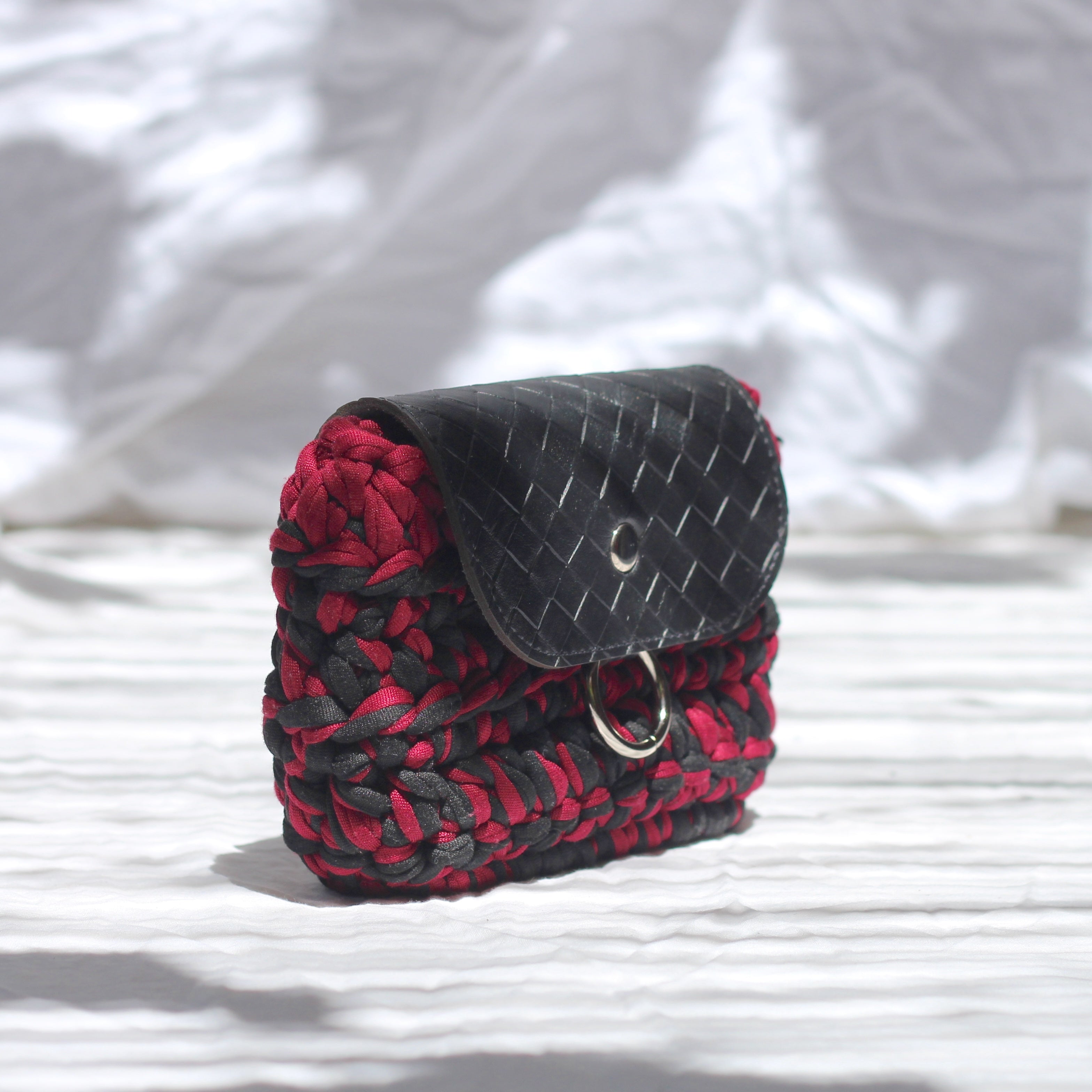 Mini pochette au crochet noir et bordeaux