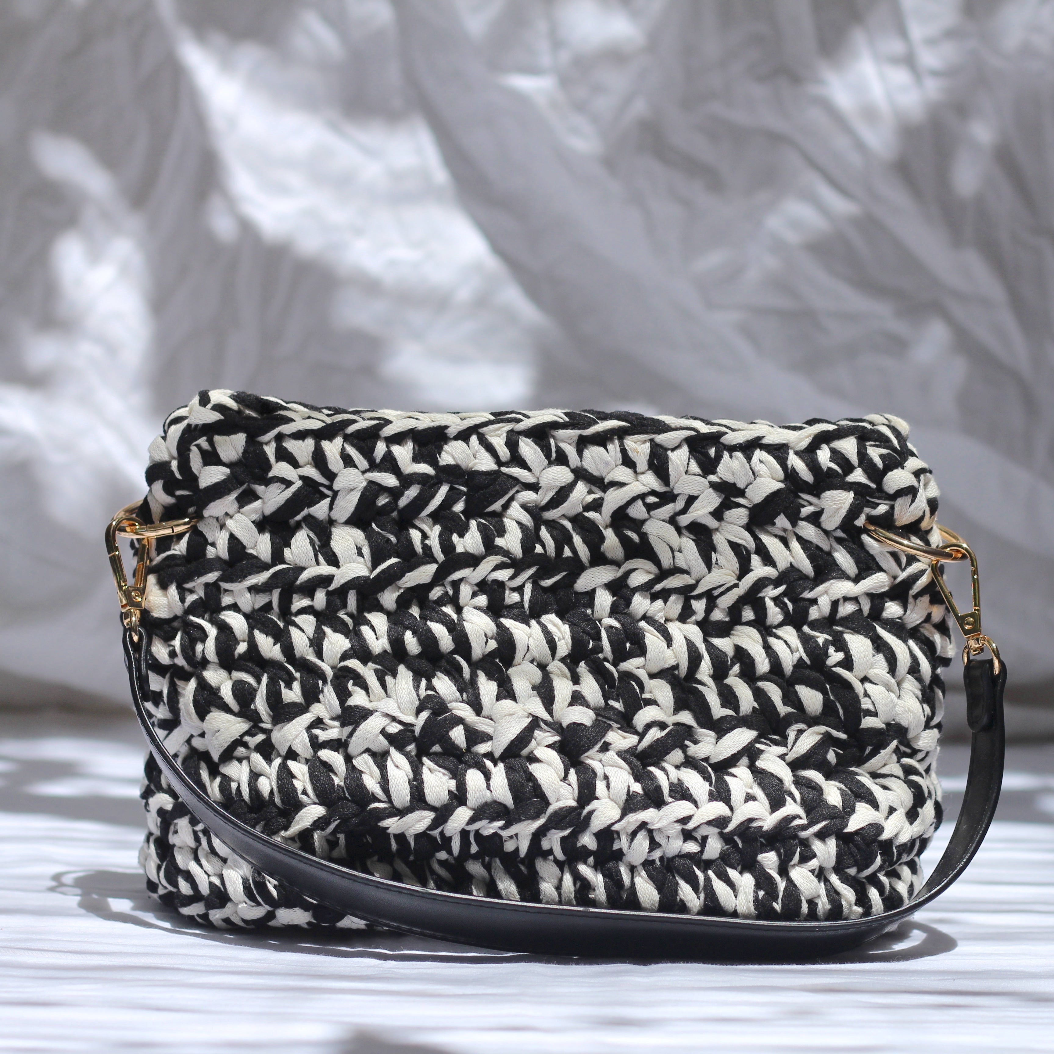 Sac bandoulière au crochet noir et blanc