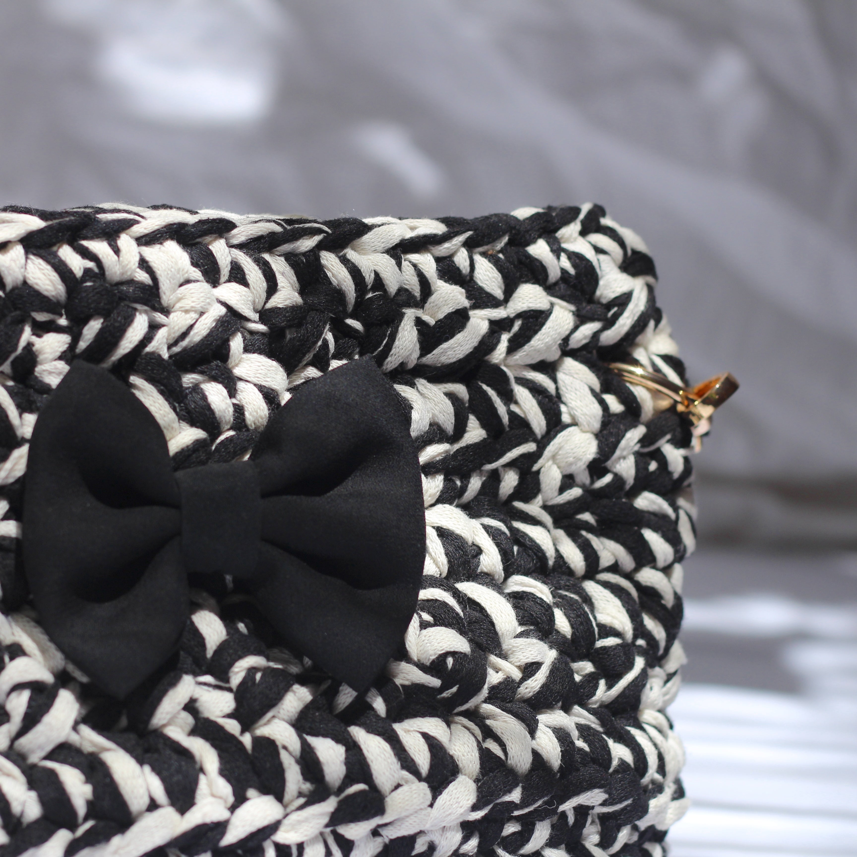 Sac bandoulière au crochet noir et blanc