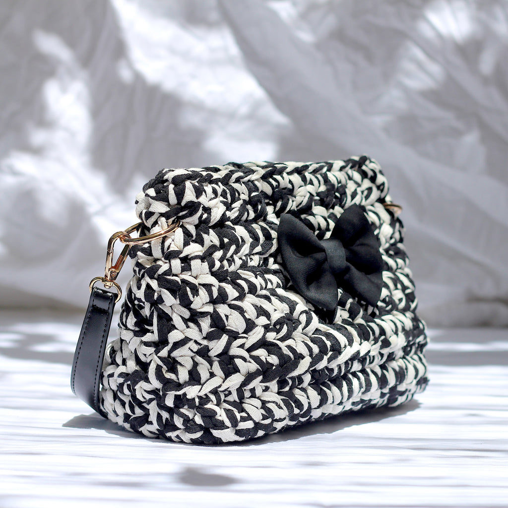 Sac bandoulière au crochet noir et blanc