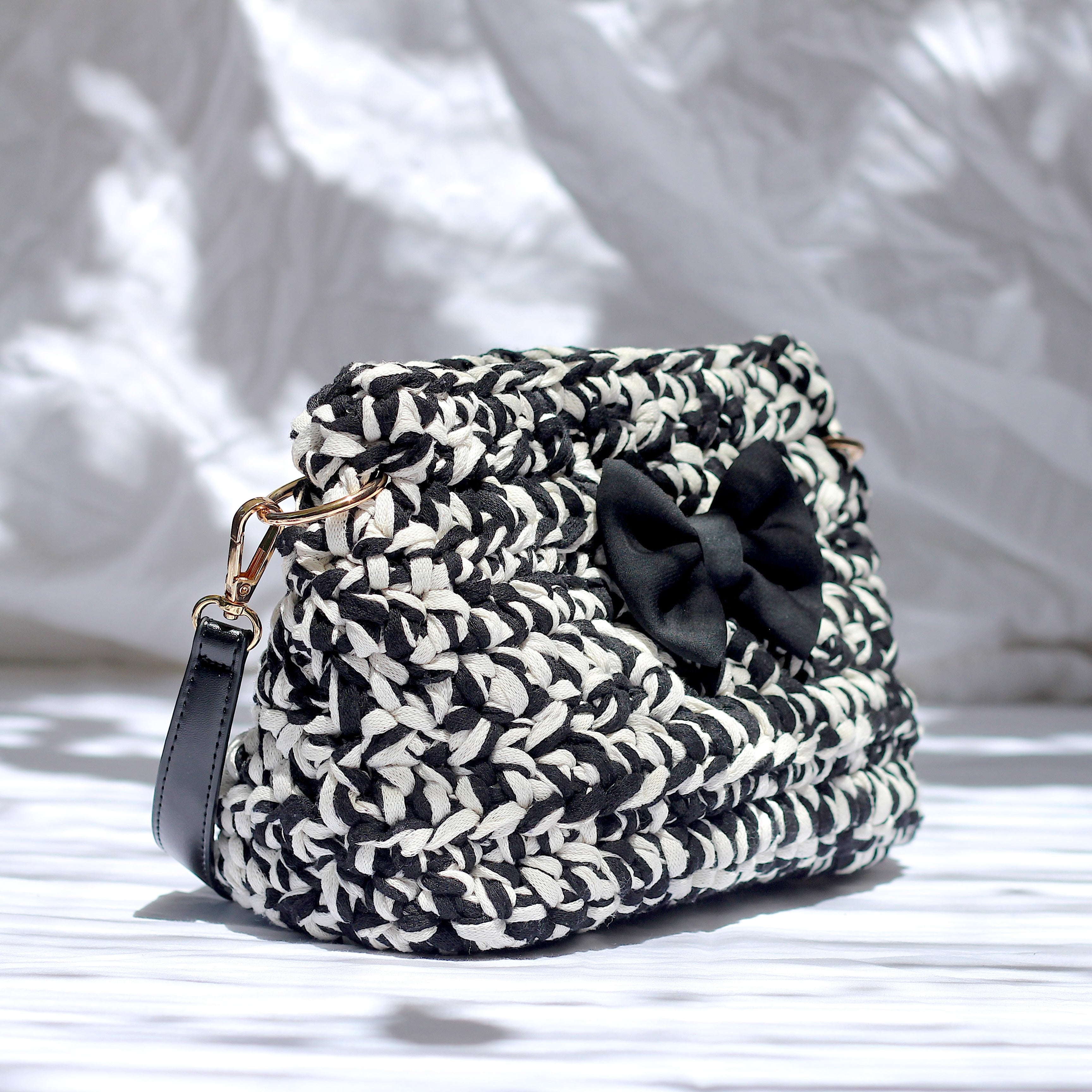 Sac bandoulière au crochet noir et blanc
