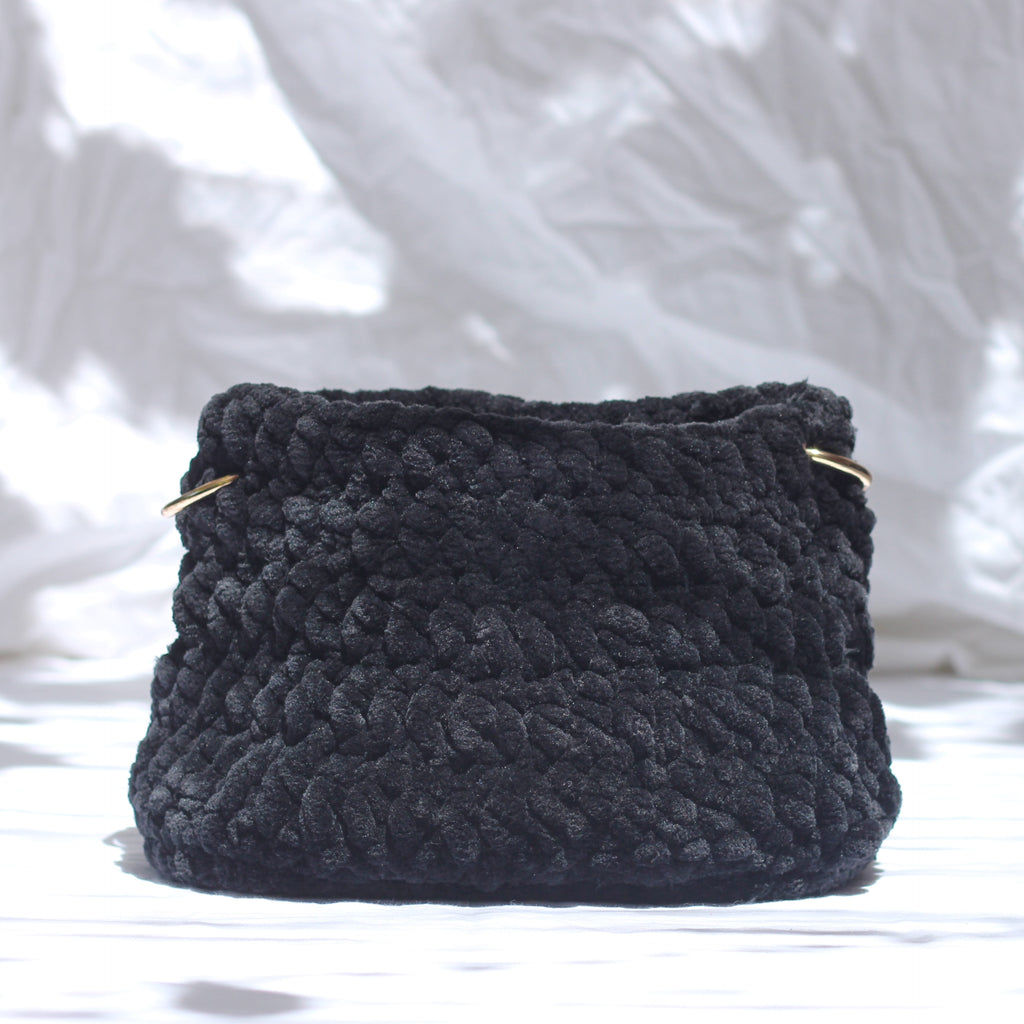 Sac épaule au crochet velours noir et anse maillons XXL