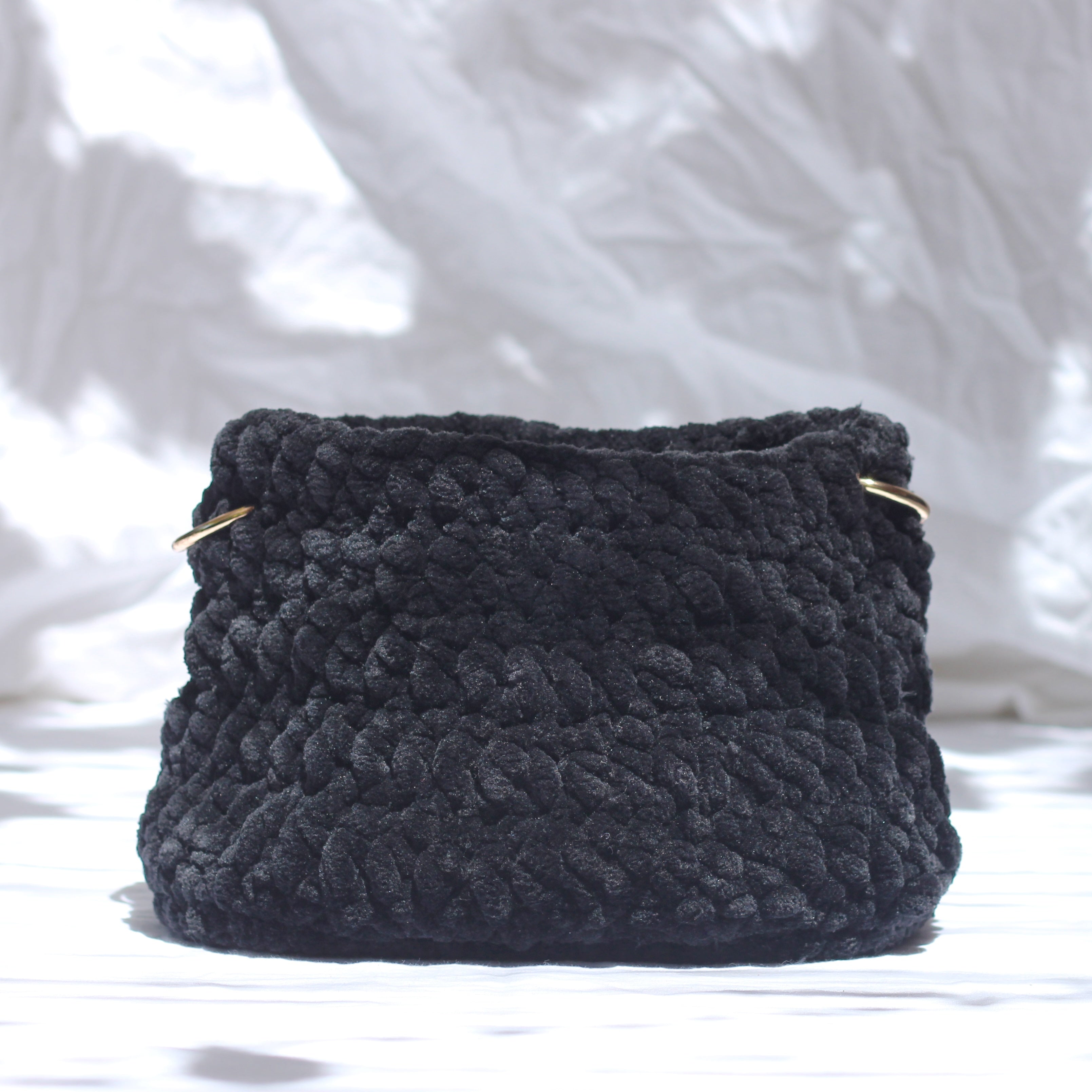 Sac épaule au crochet velours noir et anse maillons XXL