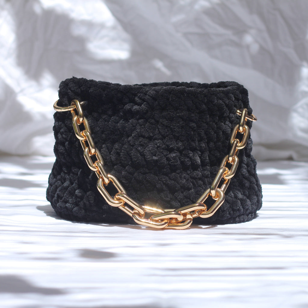 Sac épaule au crochet velours noir et anse maillons XXL