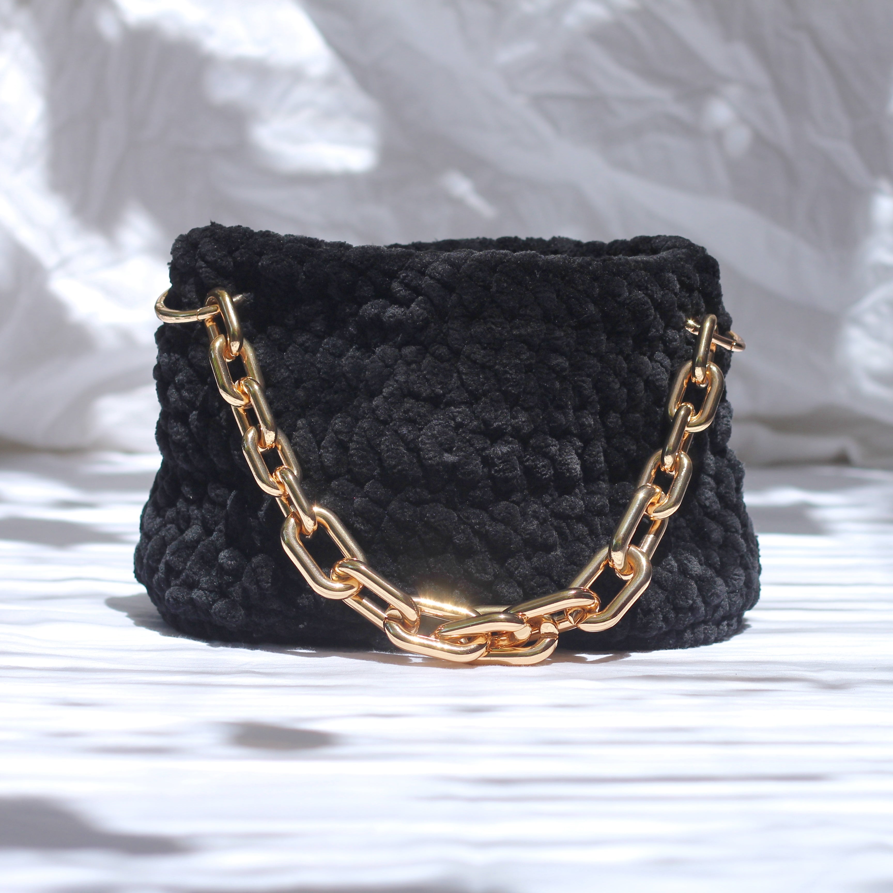 Sac épaule au crochet velours noir et anse maillons XXL