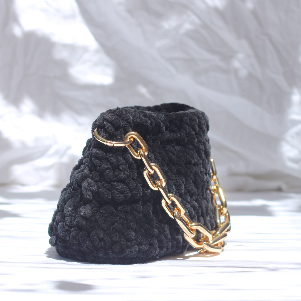 Sac épaule au crochet velours noir et anse maillons XXL