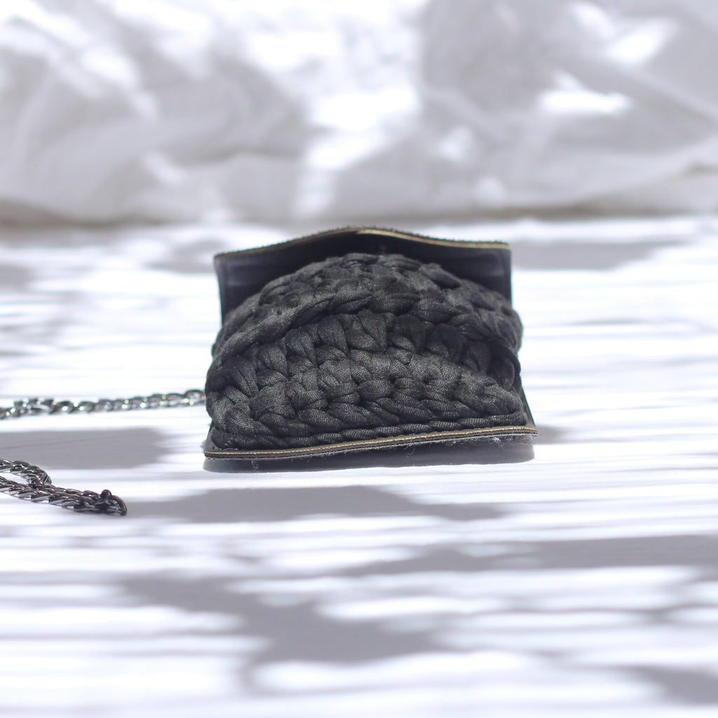 Pochette téléphone au crochet noir et argent