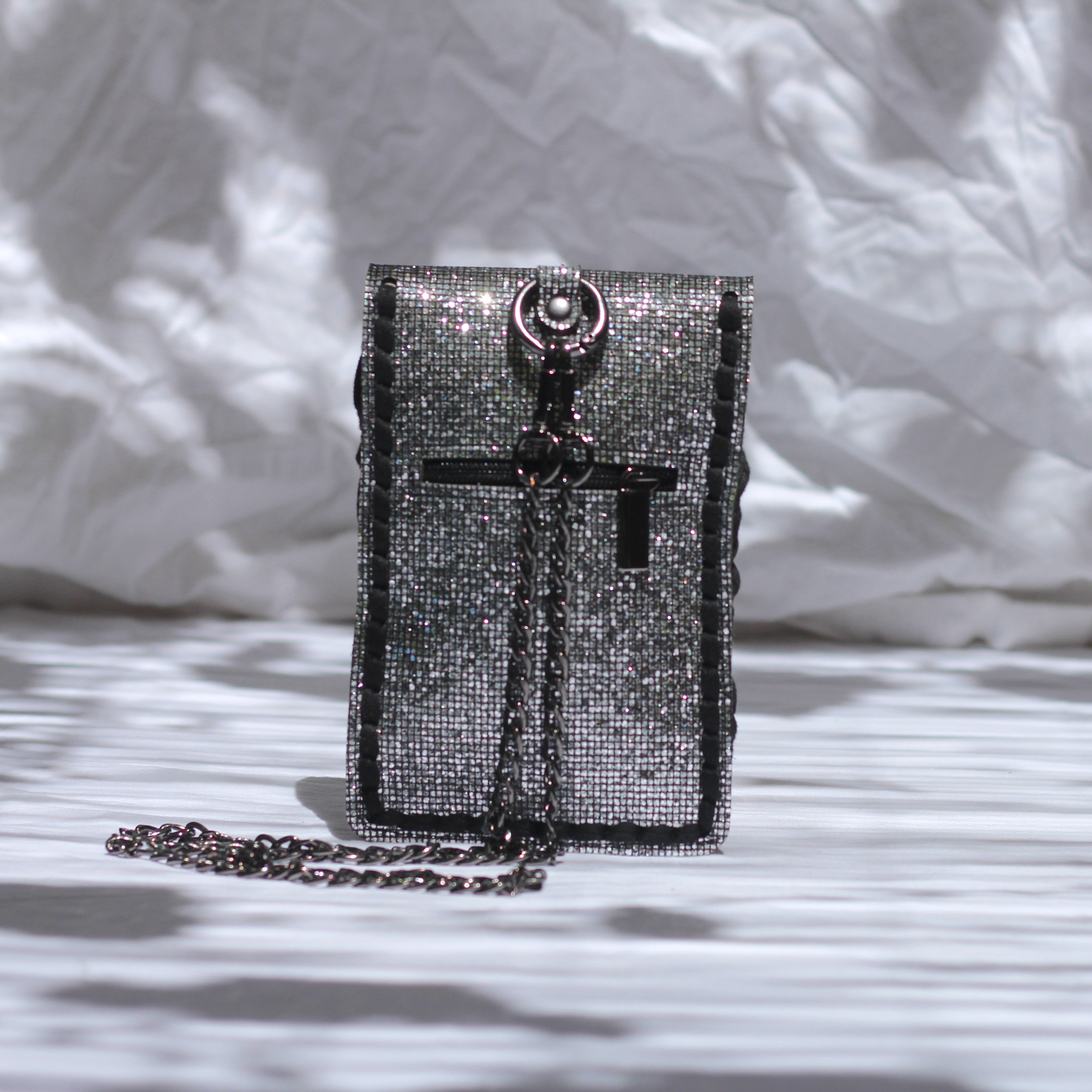 Pochette téléphone au crochet noir et argent