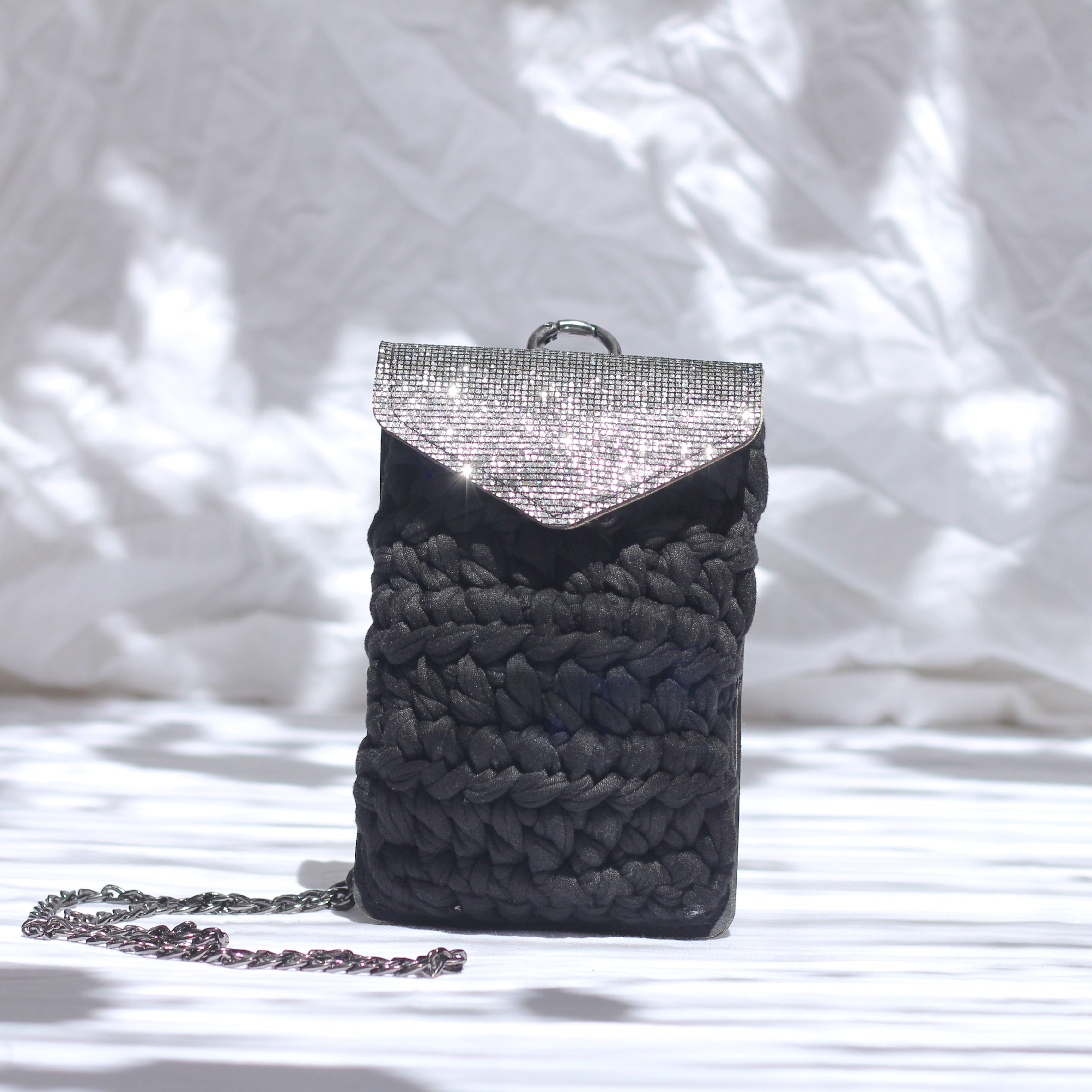 Pochette téléphone au crochet noir et argent