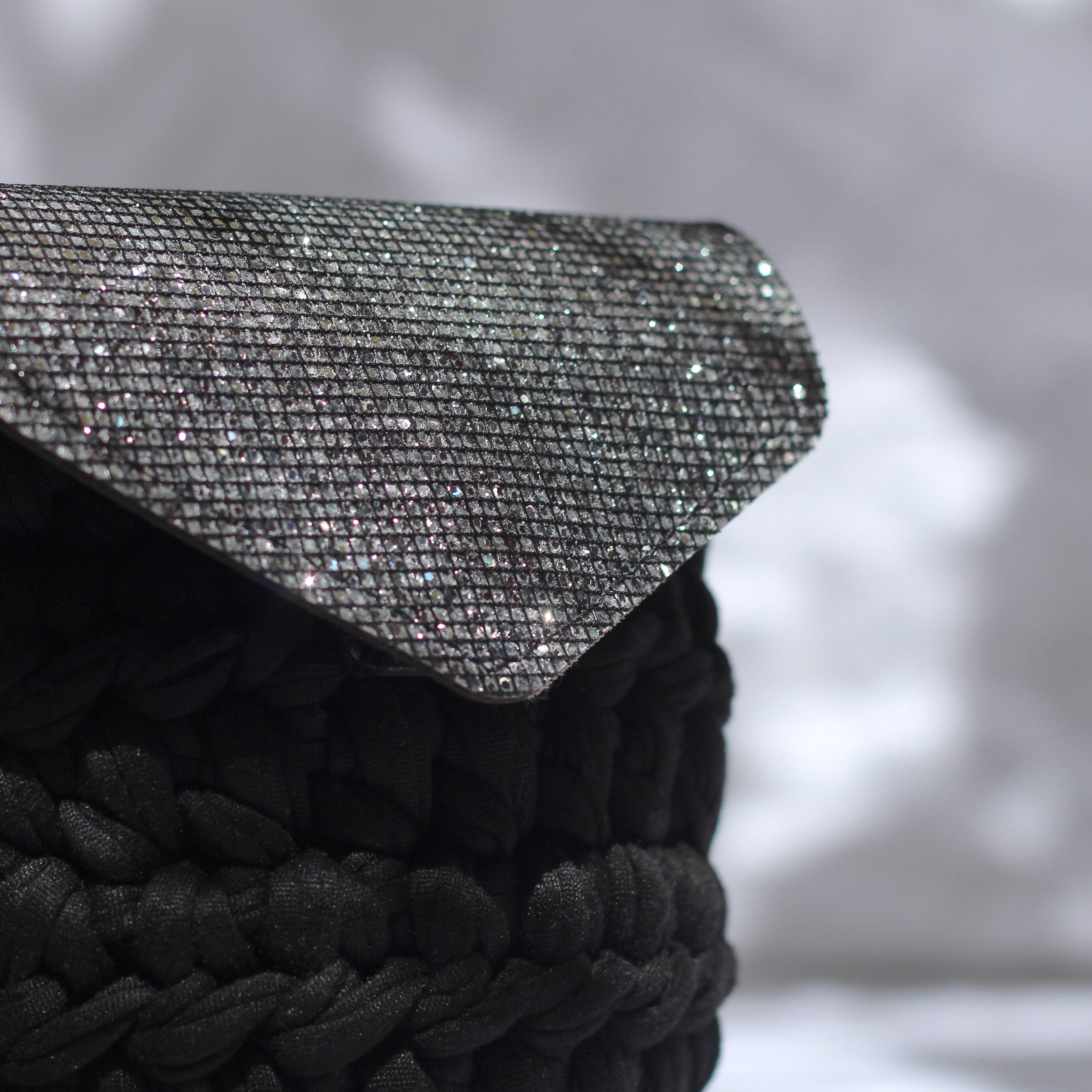 Pochette téléphone au crochet noir et argent