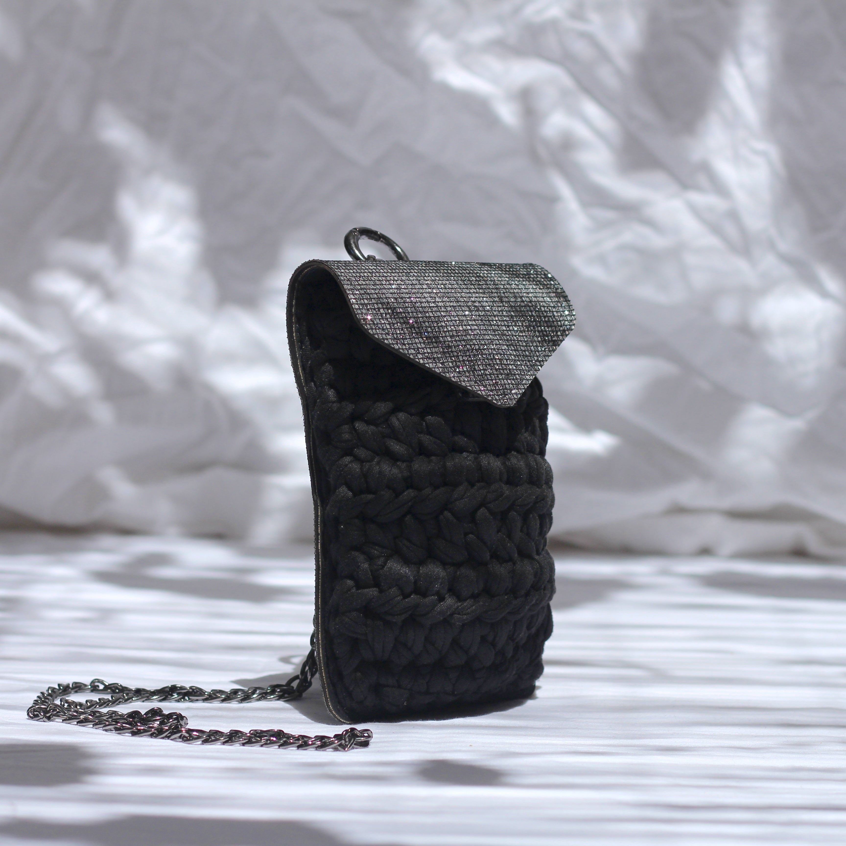 Pochette téléphone au crochet noir et argent