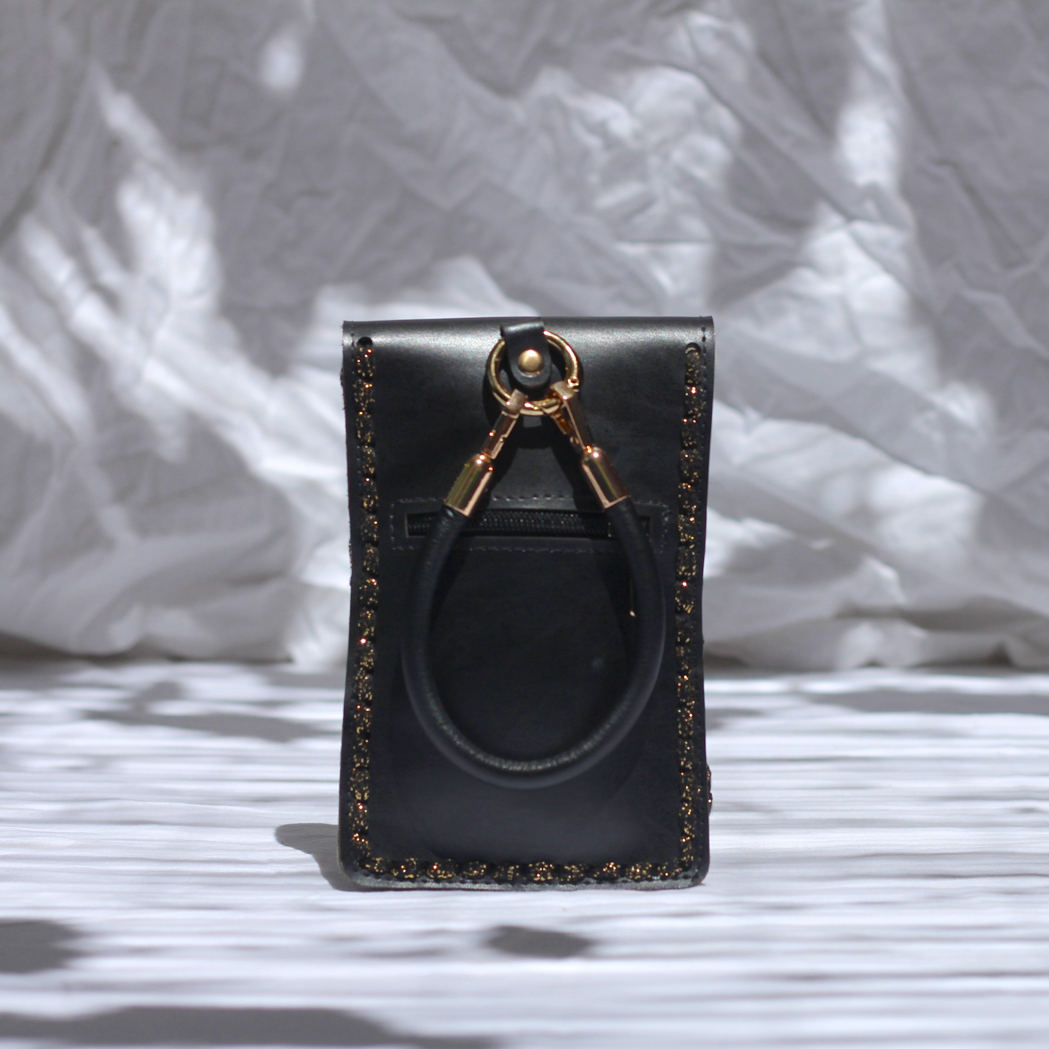 Pochette téléphone au crochet lurex noir et doré