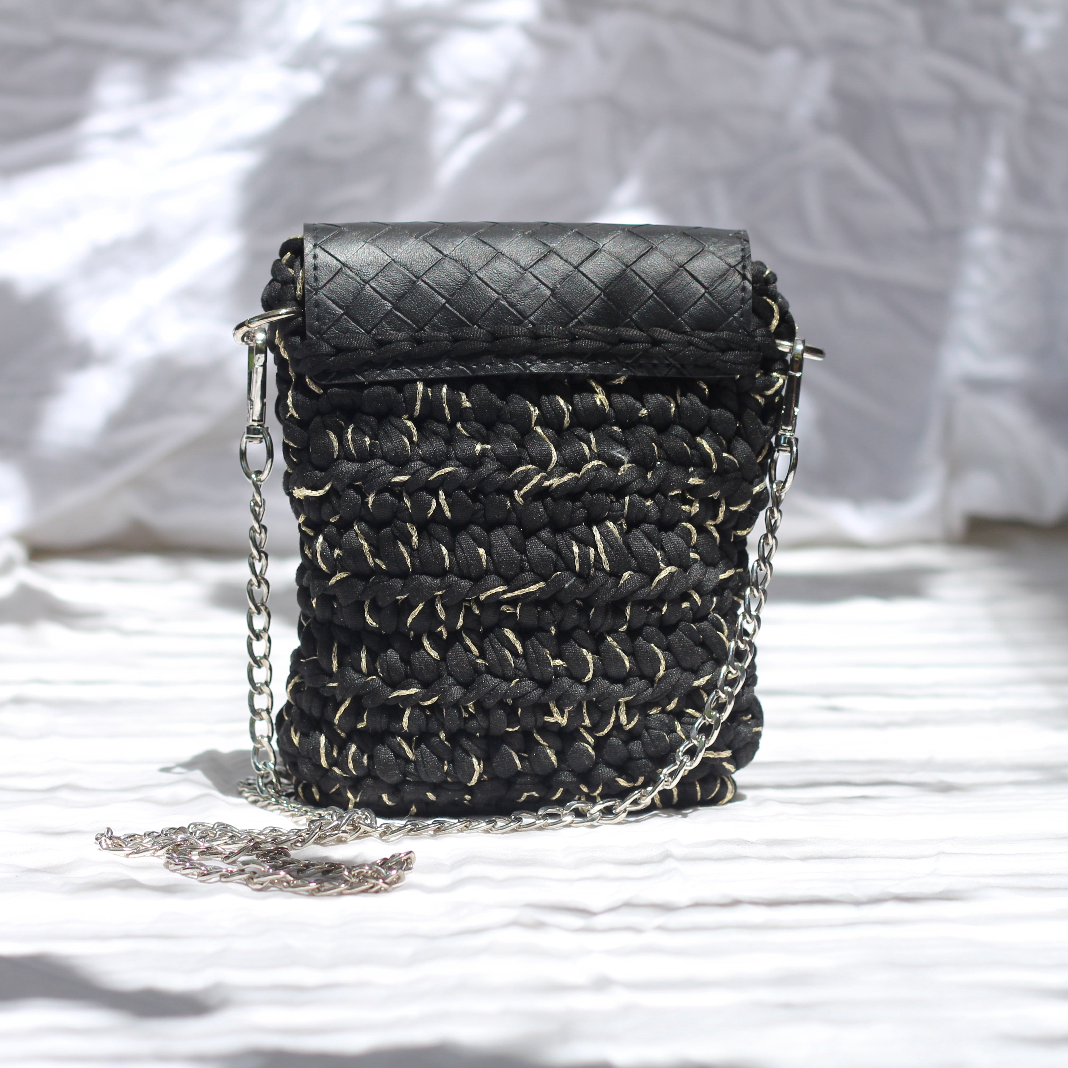 Pochette téléphone au crochet noir, or et argent