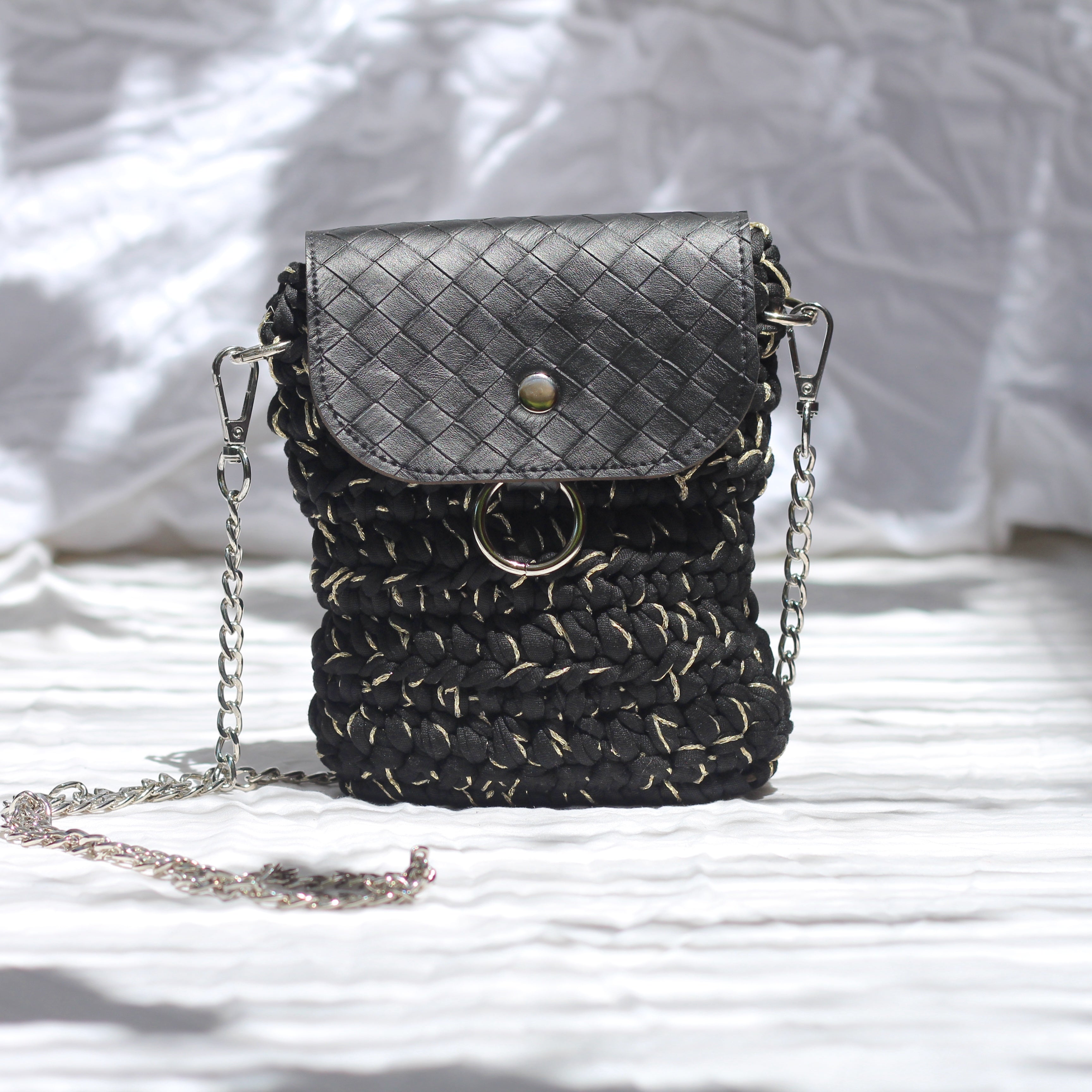 Pochette téléphone au crochet noir, or et argent