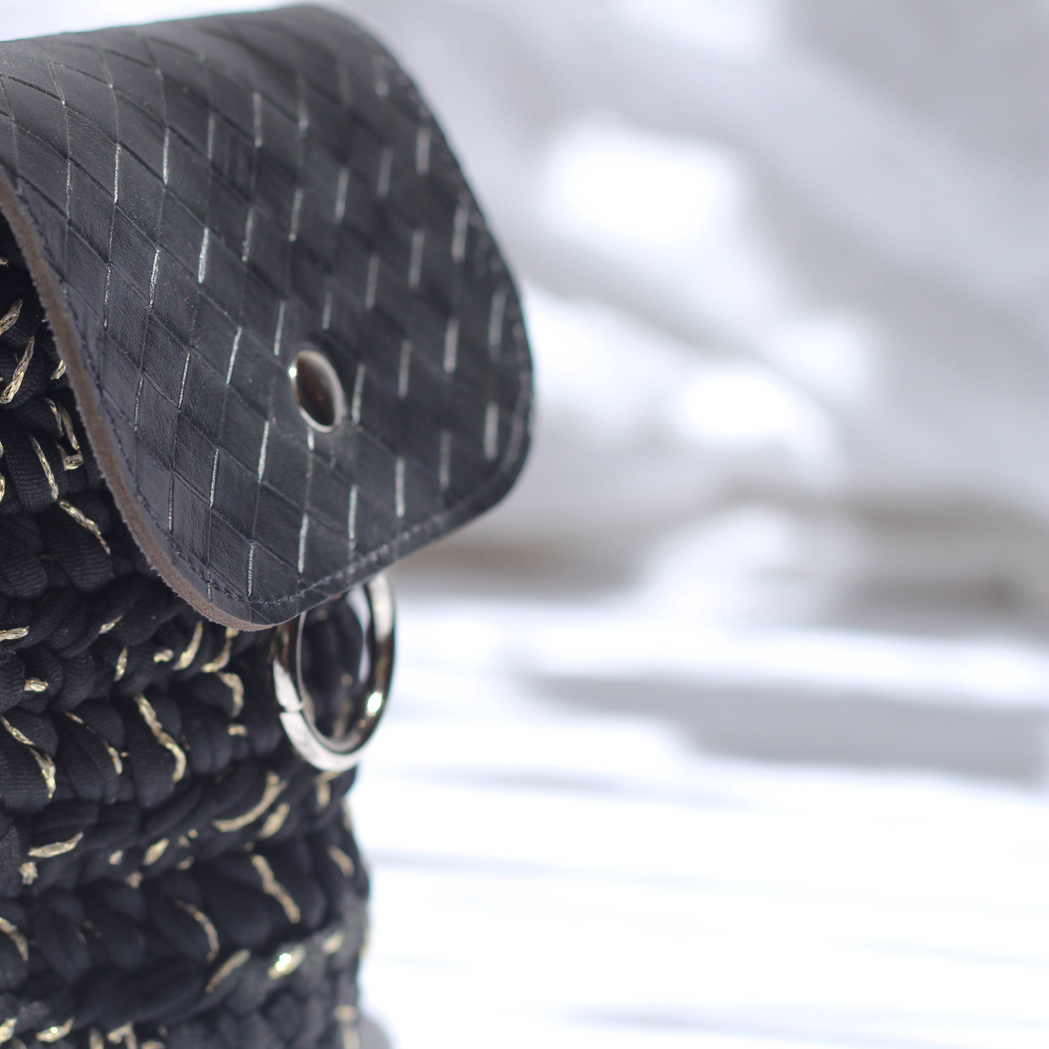 Pochette téléphone au crochet noir, or et argent