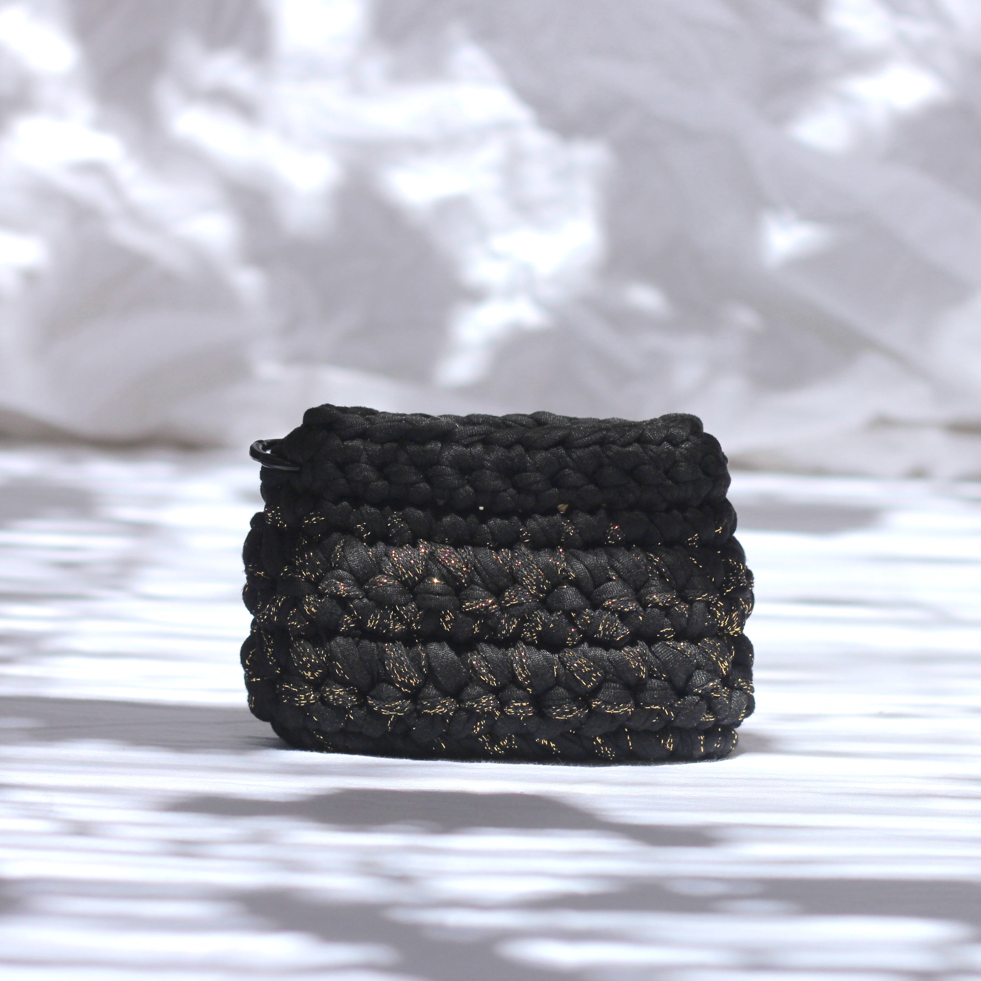 Porte cartes au crochet noir et or