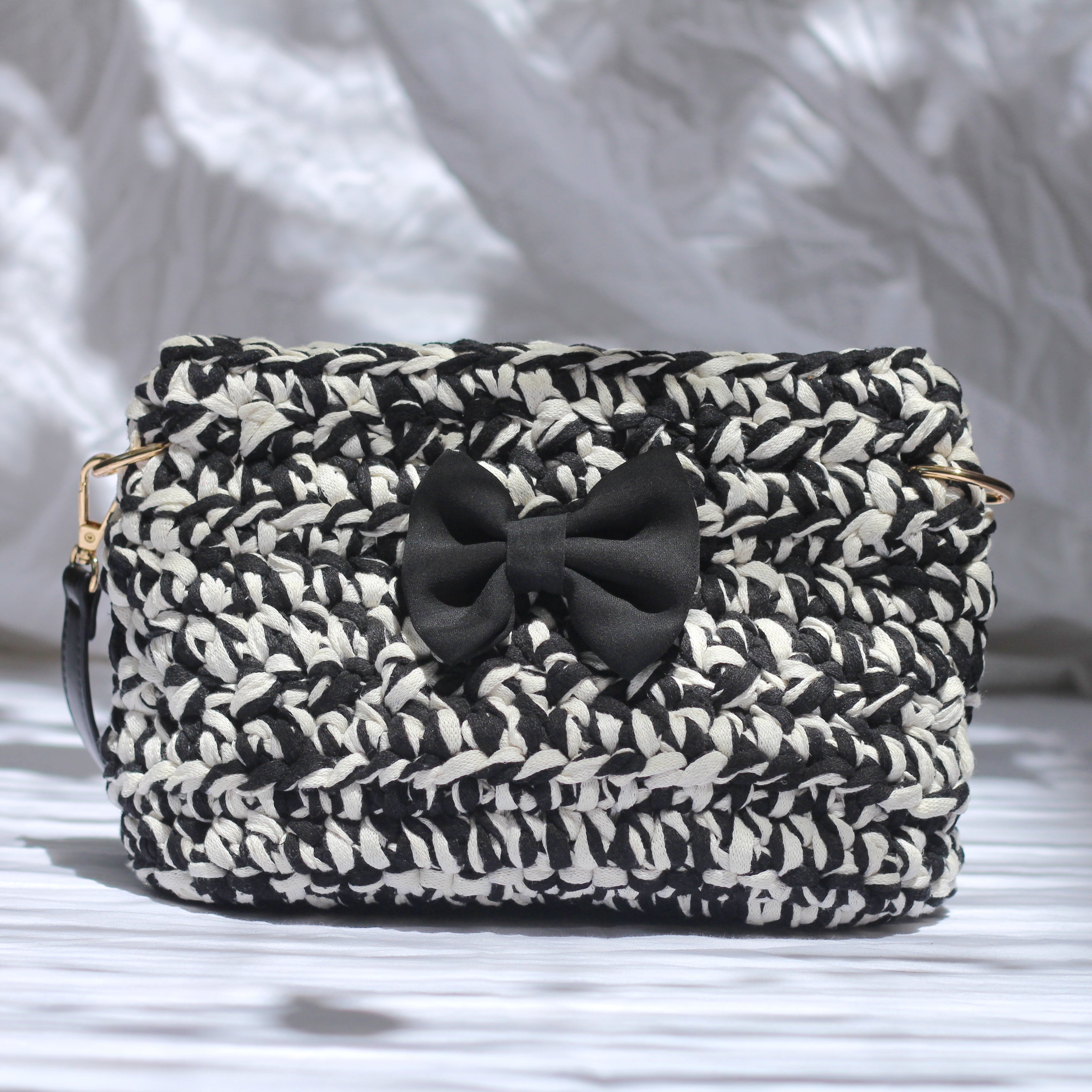 Sac bandoulière au crochet noir et blanc