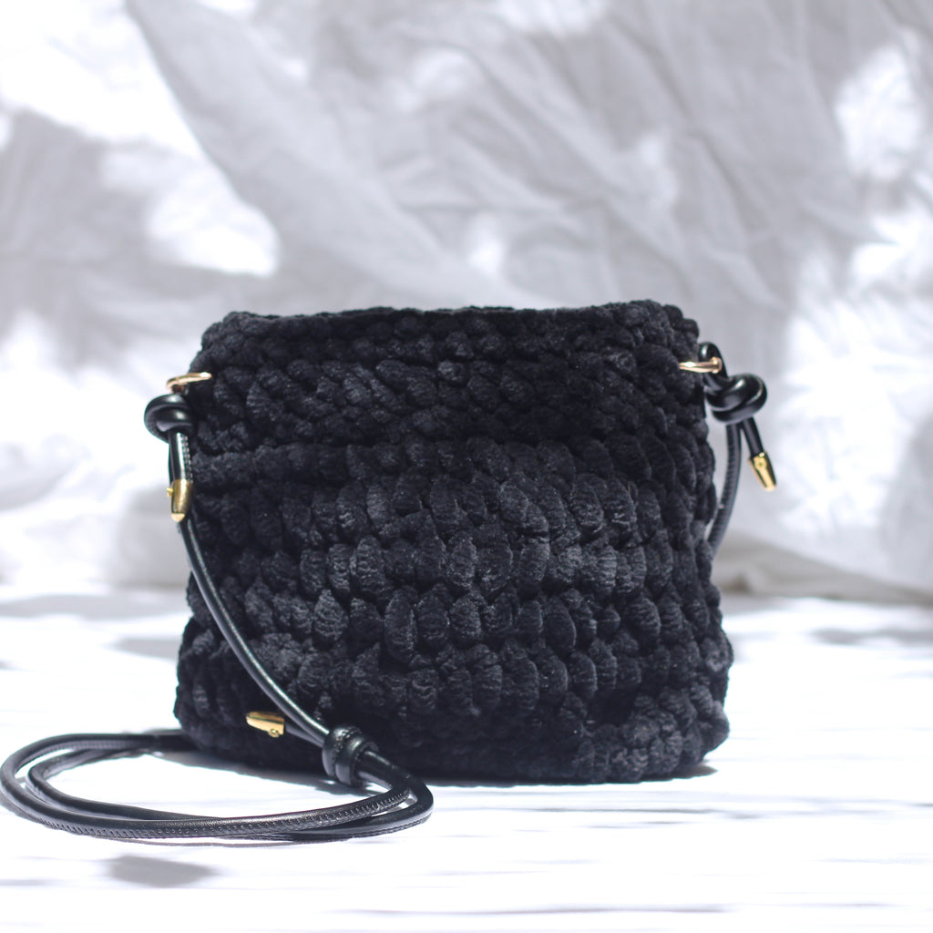 Petit Sac bandoulière au crochet en velours noir
