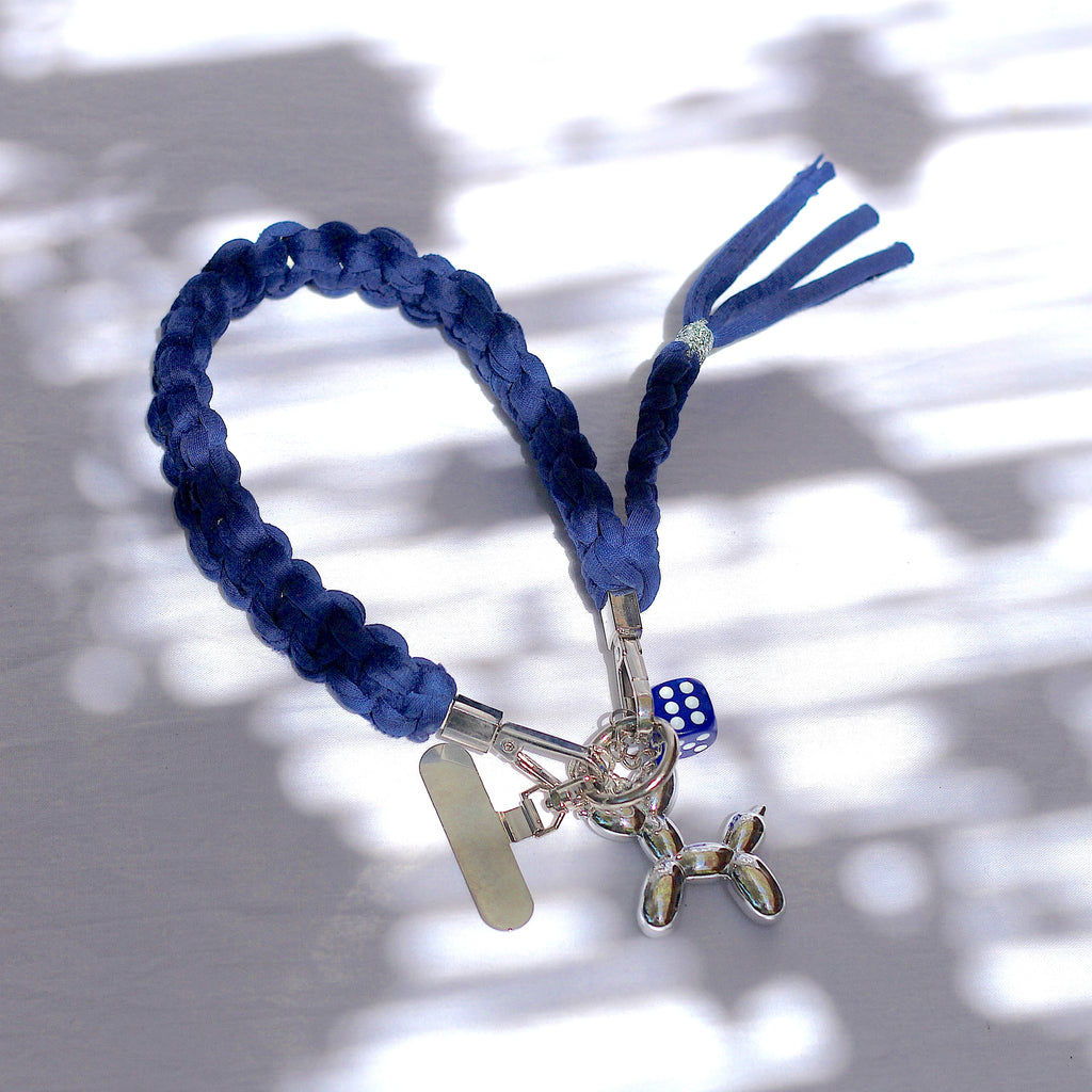 Grigri en macramé bleu marine