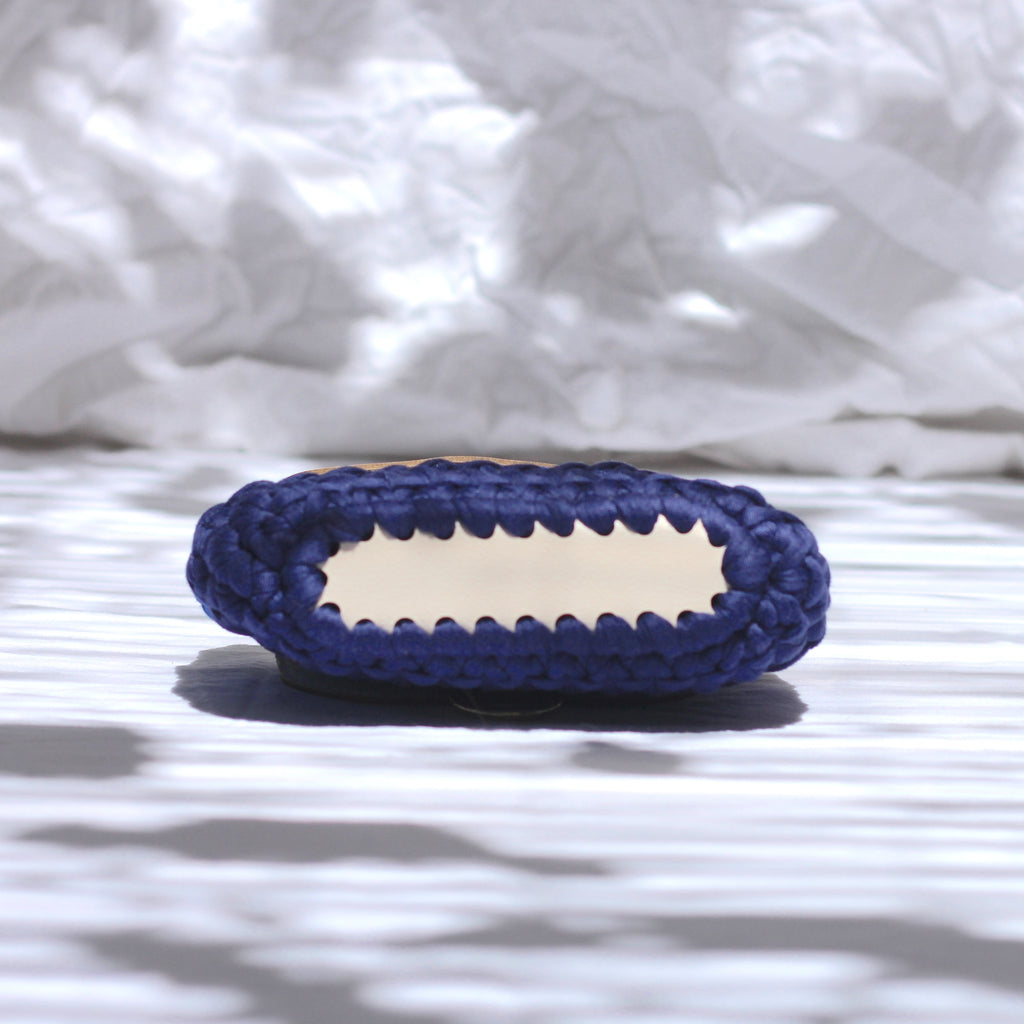 Mini pochette au crochet bleu