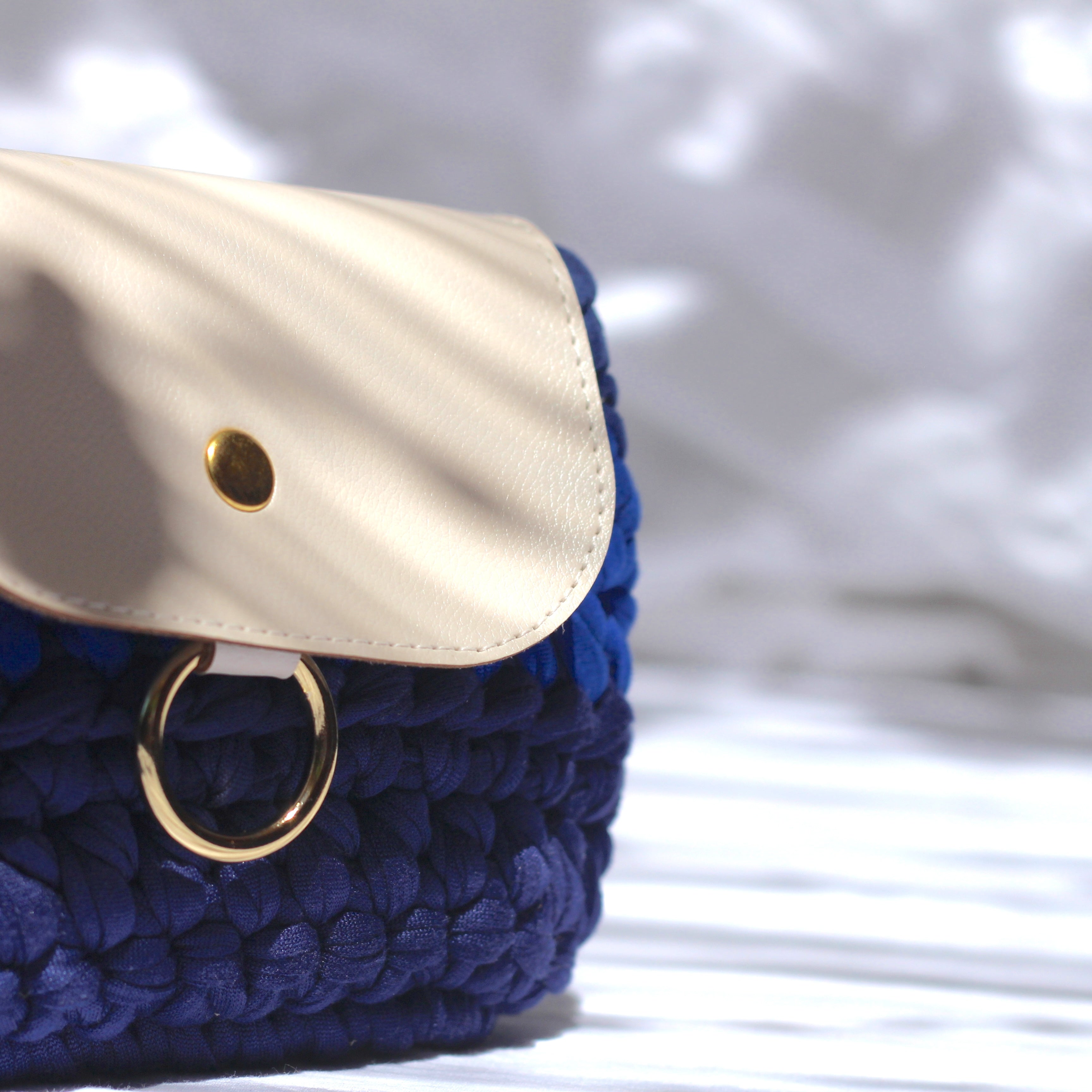 Mini pochette au crochet bleu