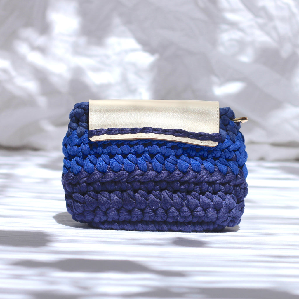 Mini pochette au crochet bleu