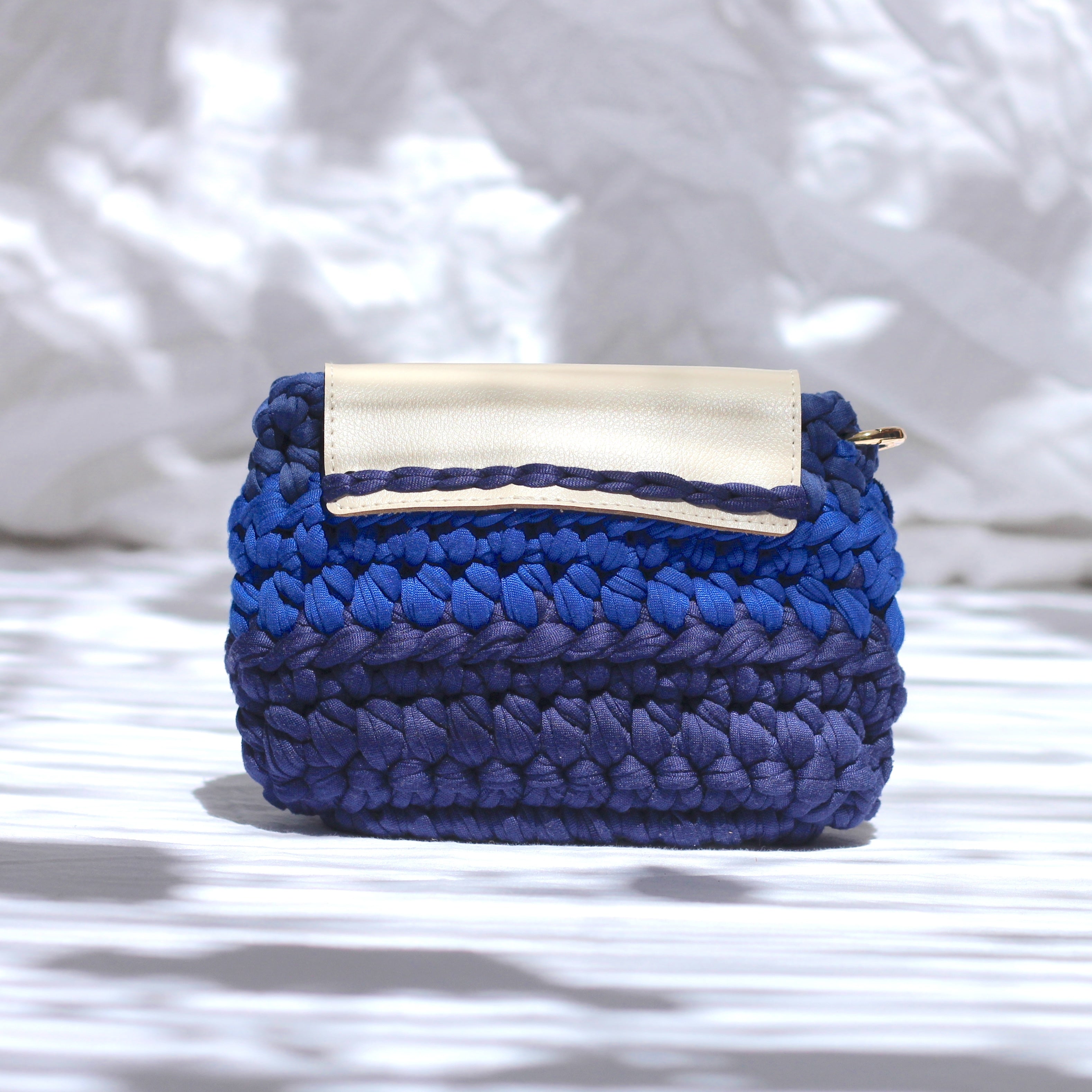 Mini pochette au crochet bleu