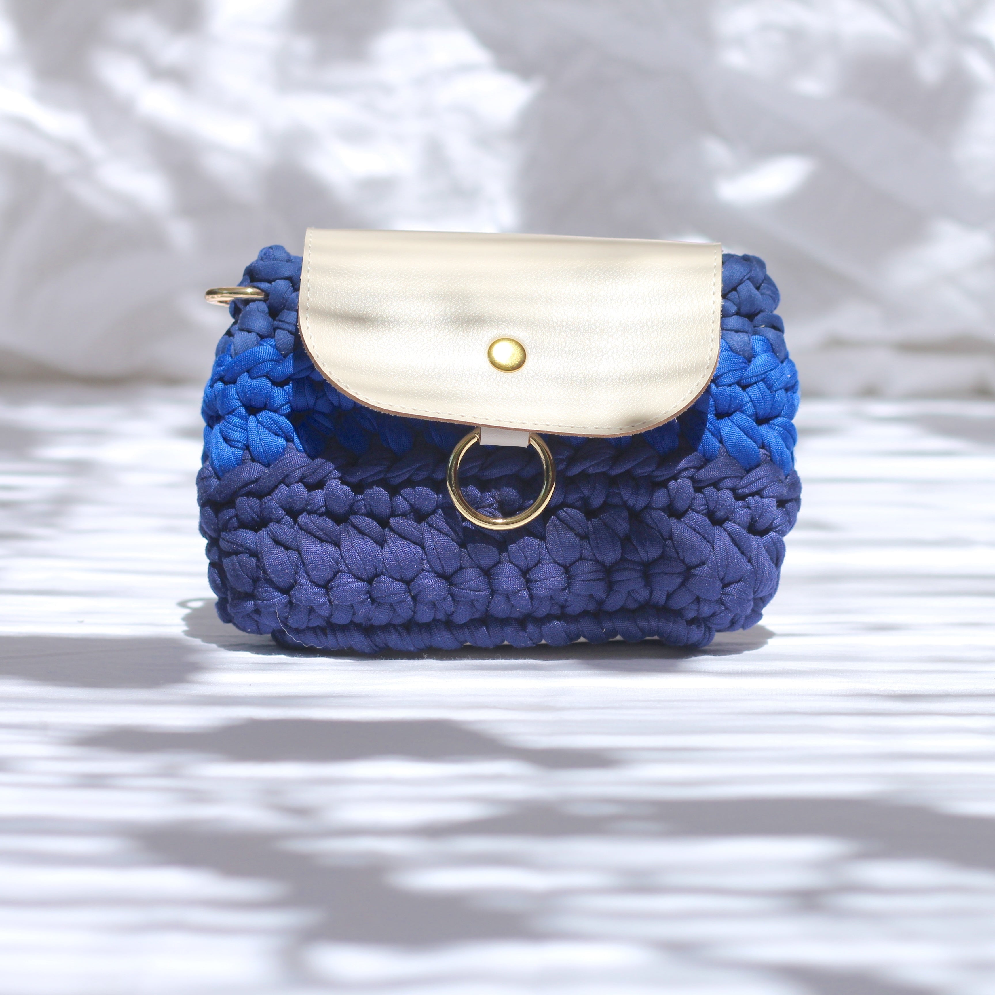 Mini pochette au crochet bleu
