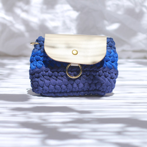 Mini pochette au crochet bleu