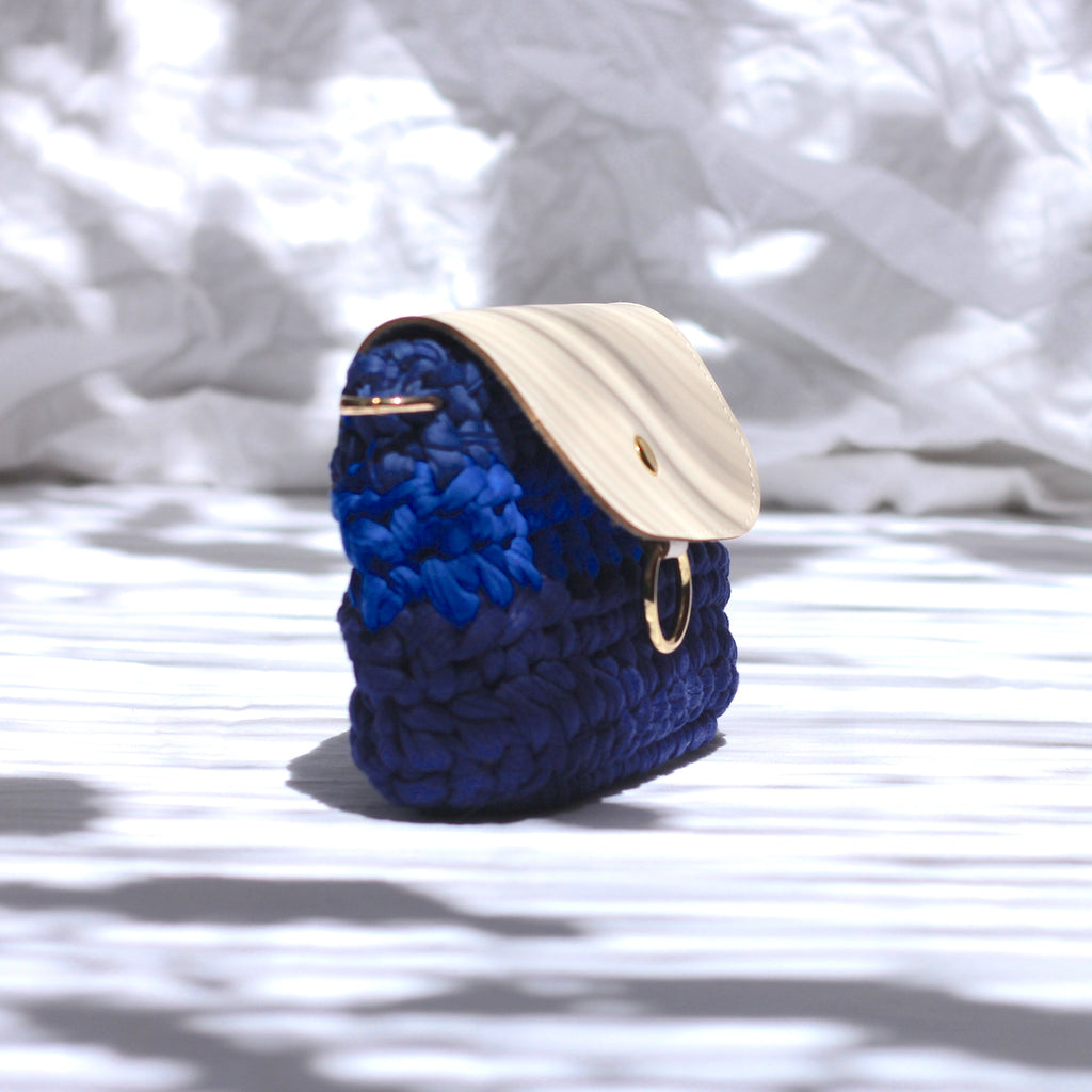 Mini pochette au crochet bleu