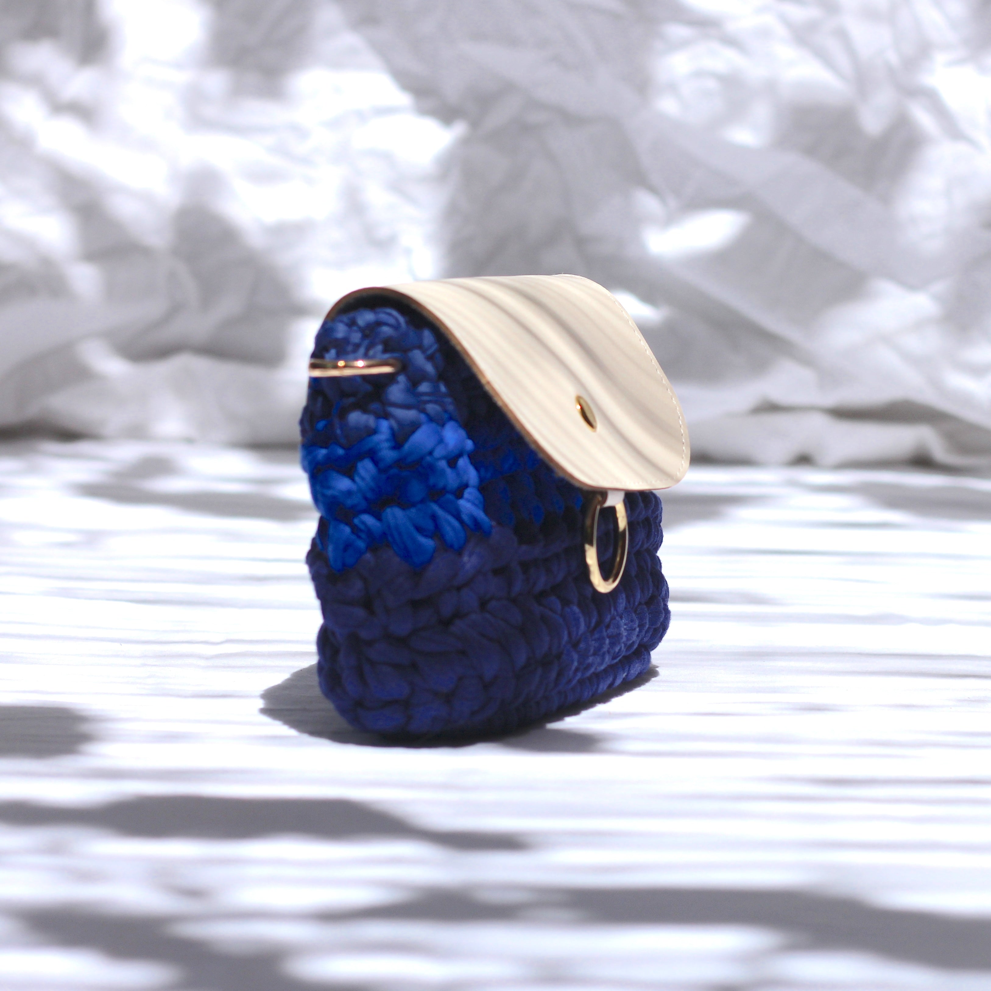 Mini pochette au crochet bleu