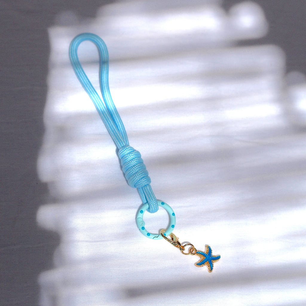 Porte clés en macramé bleu avec étoile de mer
