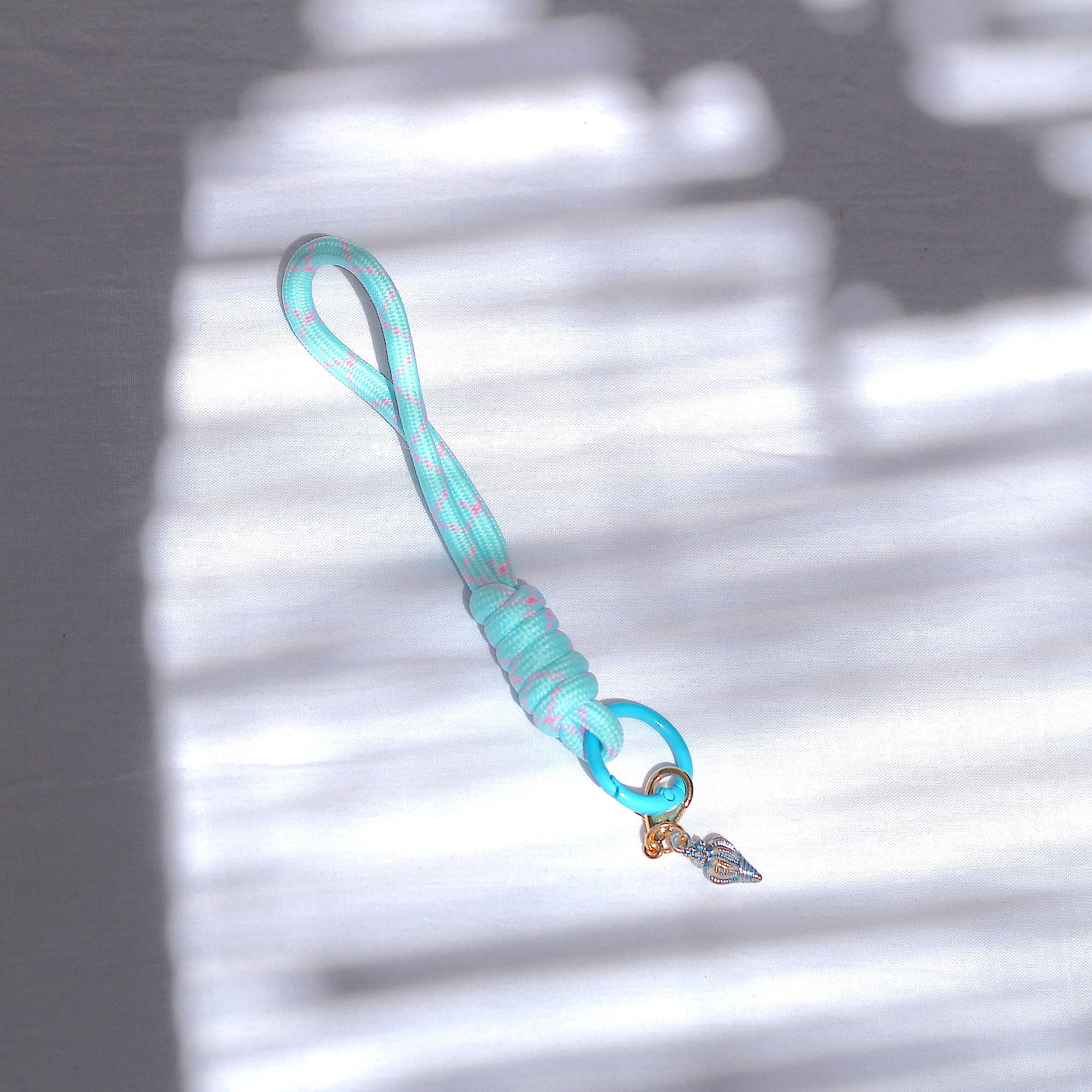 Porte clés en macramé bleu et rose avec coquillage