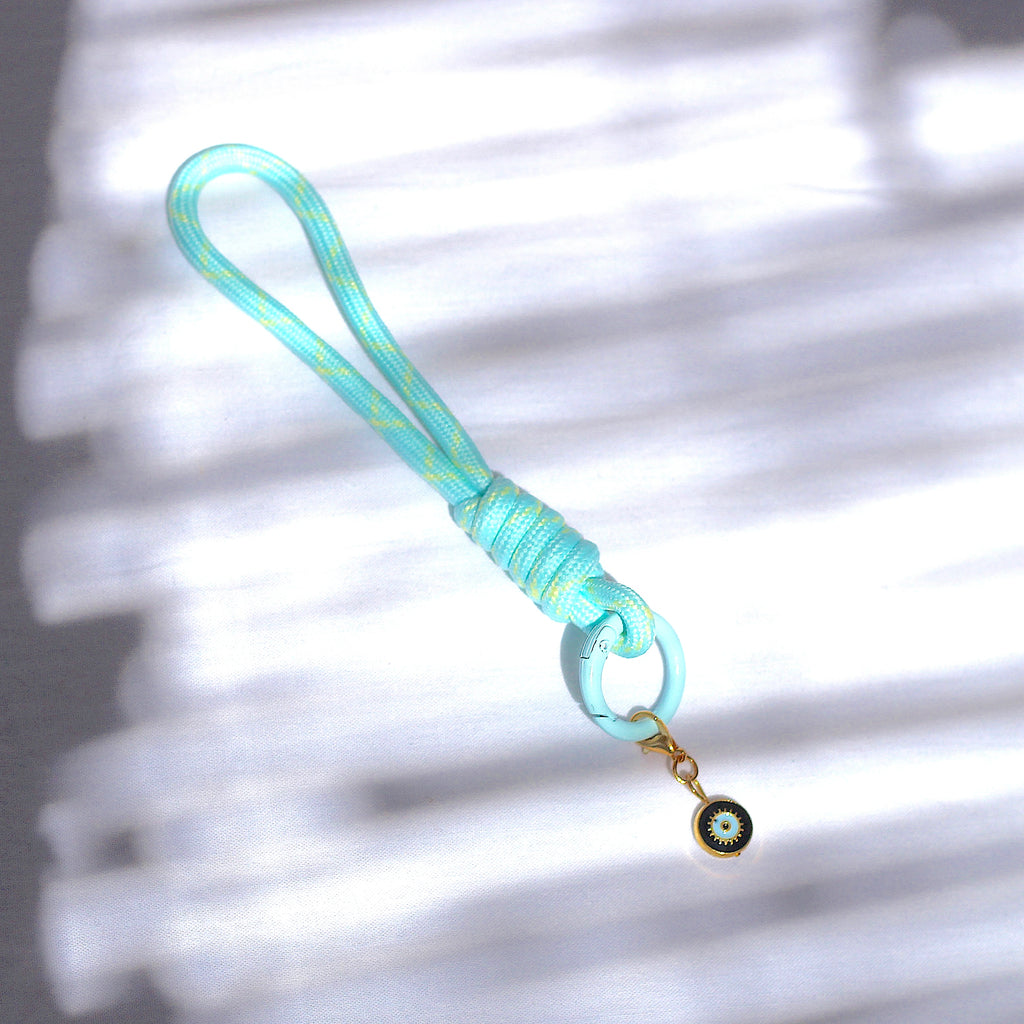 Porte clés en macramé bleu et jaune avec soleil